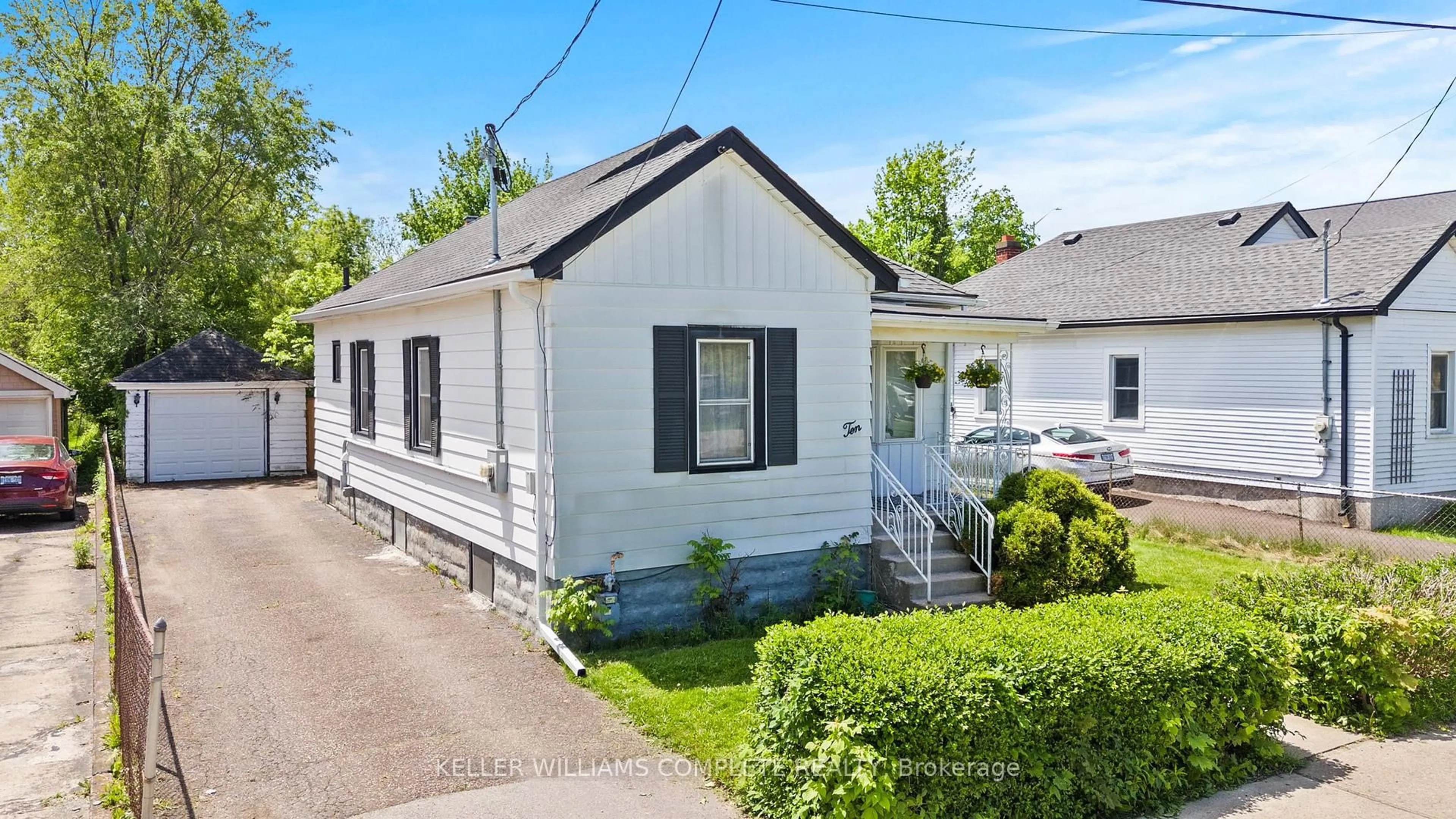 Home with vinyl exterior material, street for 10 MONCK St, St. Catharines Ontario L2S 1L6