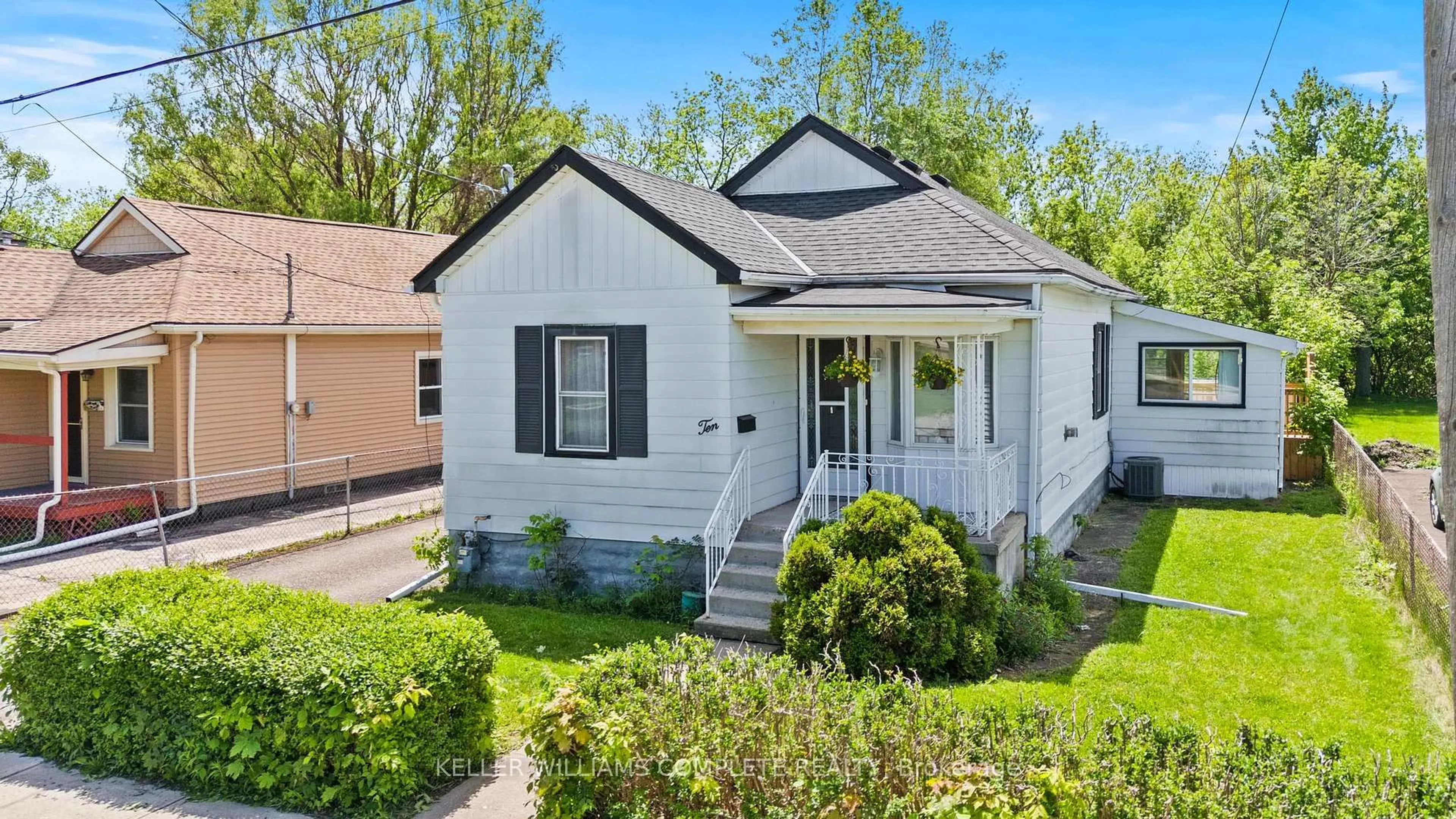 Home with vinyl exterior material, street for 10 MONCK St, St. Catharines Ontario L2S 1L6