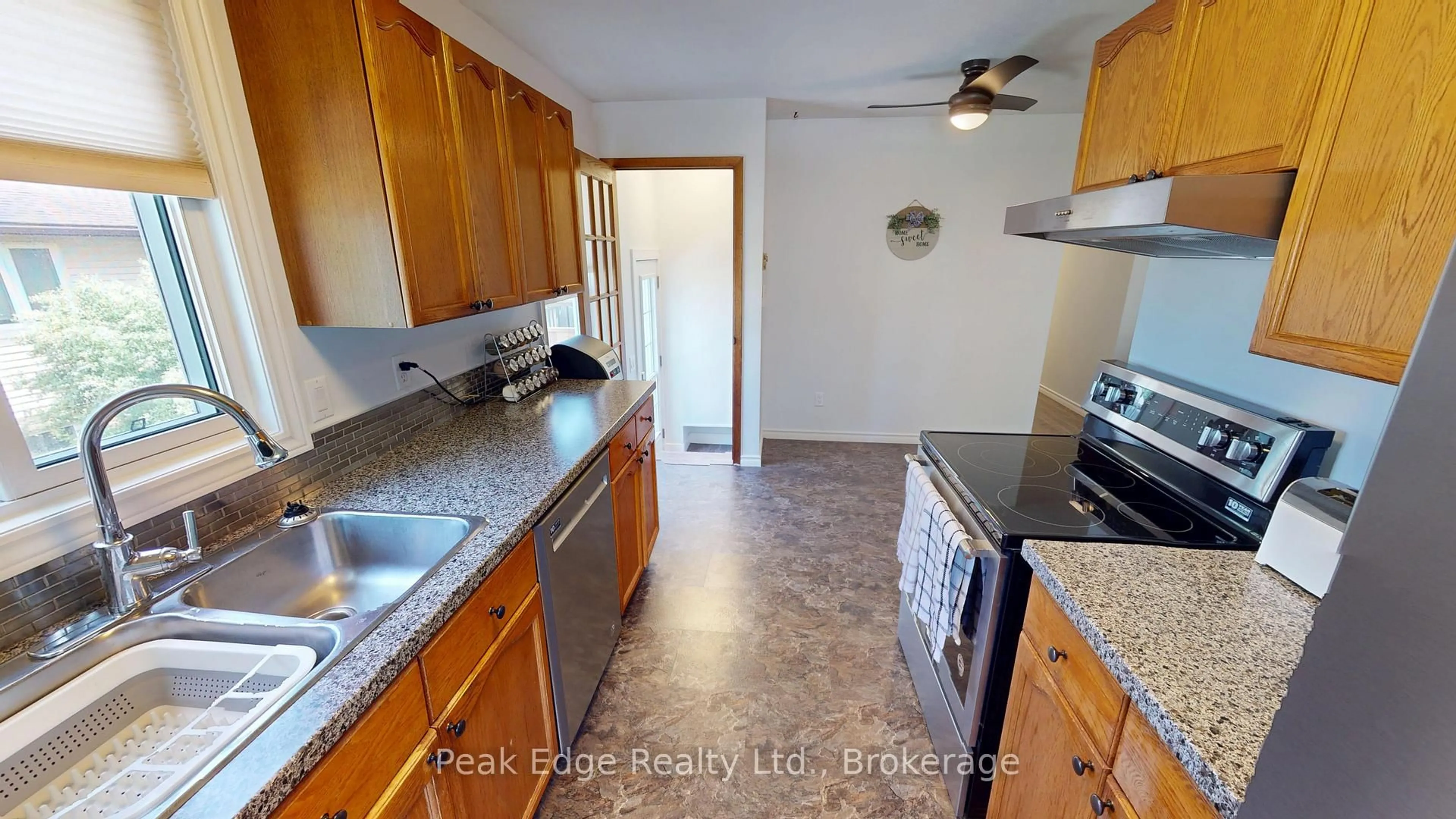 Standard kitchen, ceramic/tile floor for 22 Willow St, Brockton Ontario N0G 2V0