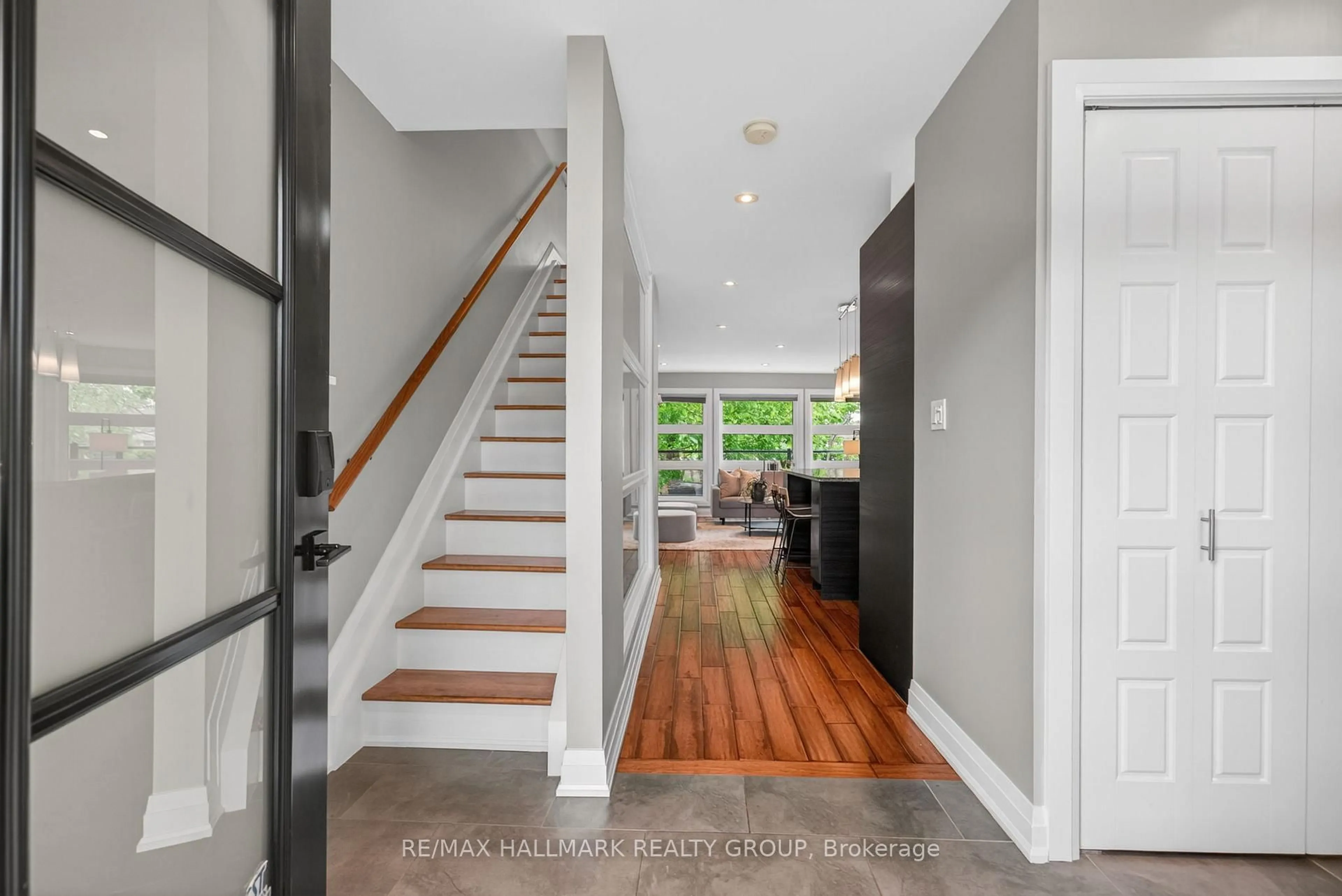 Indoor entryway for 151 CLARE St, Ottawa Ontario K1Z 7C3