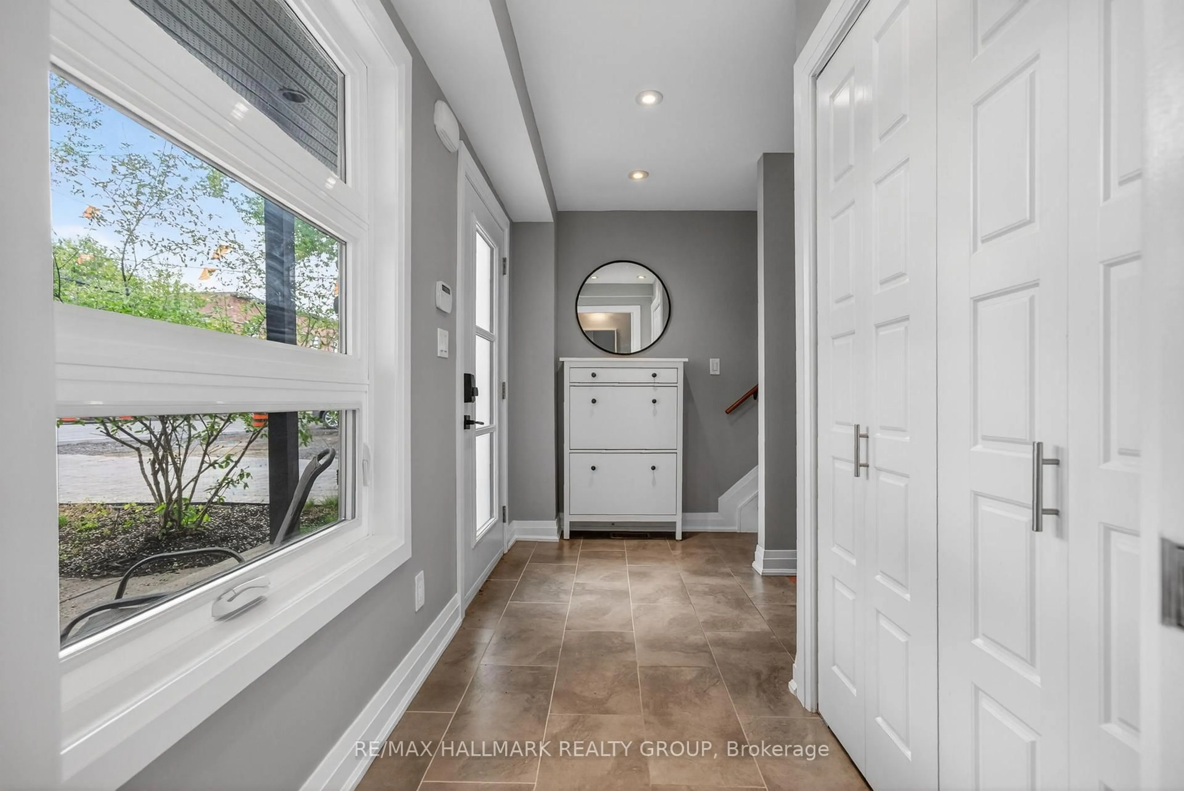 Indoor entryway for 151 CLARE St, Ottawa Ontario K1Z 7C3