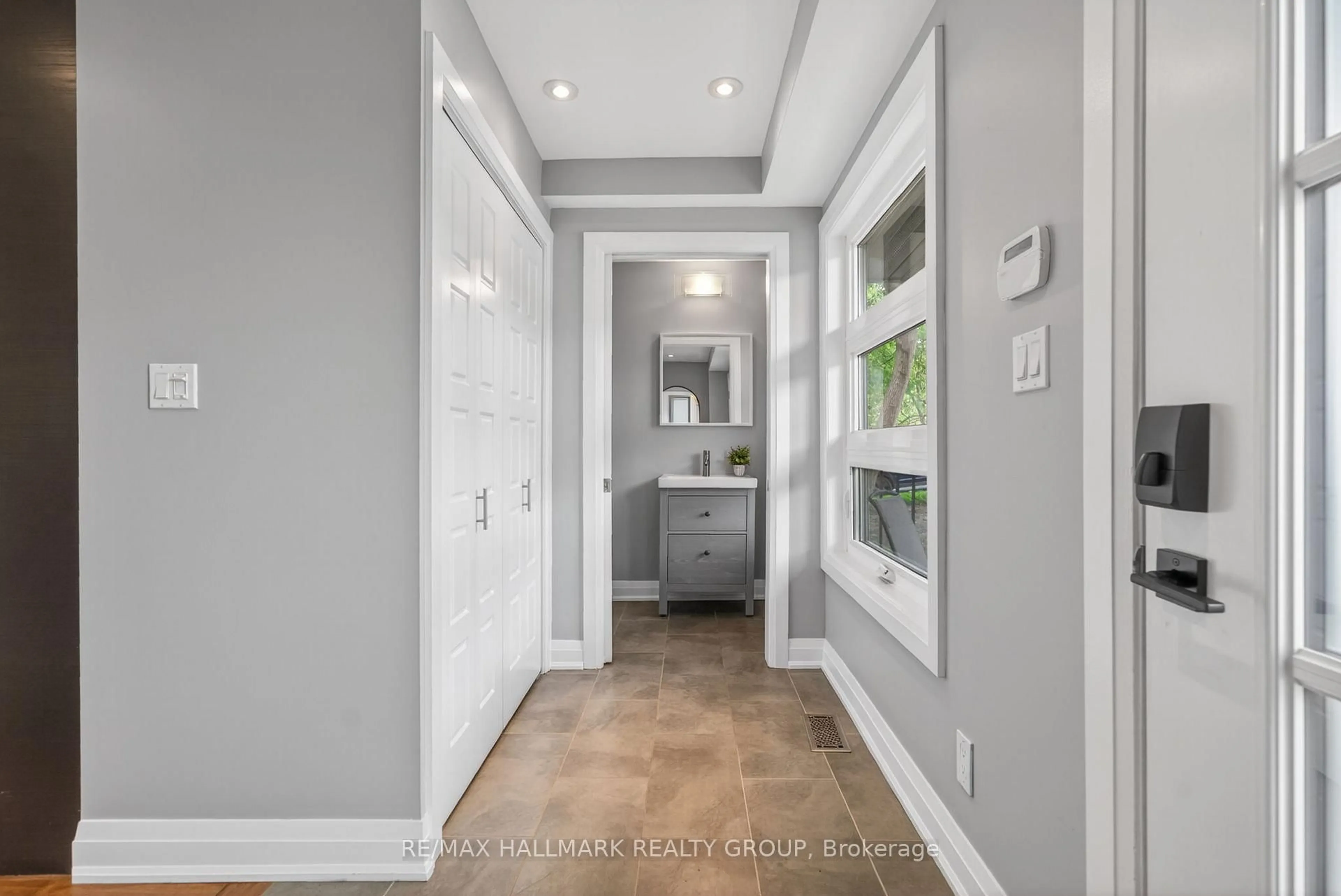 Indoor entryway for 151 CLARE St, Ottawa Ontario K1Z 7C3
