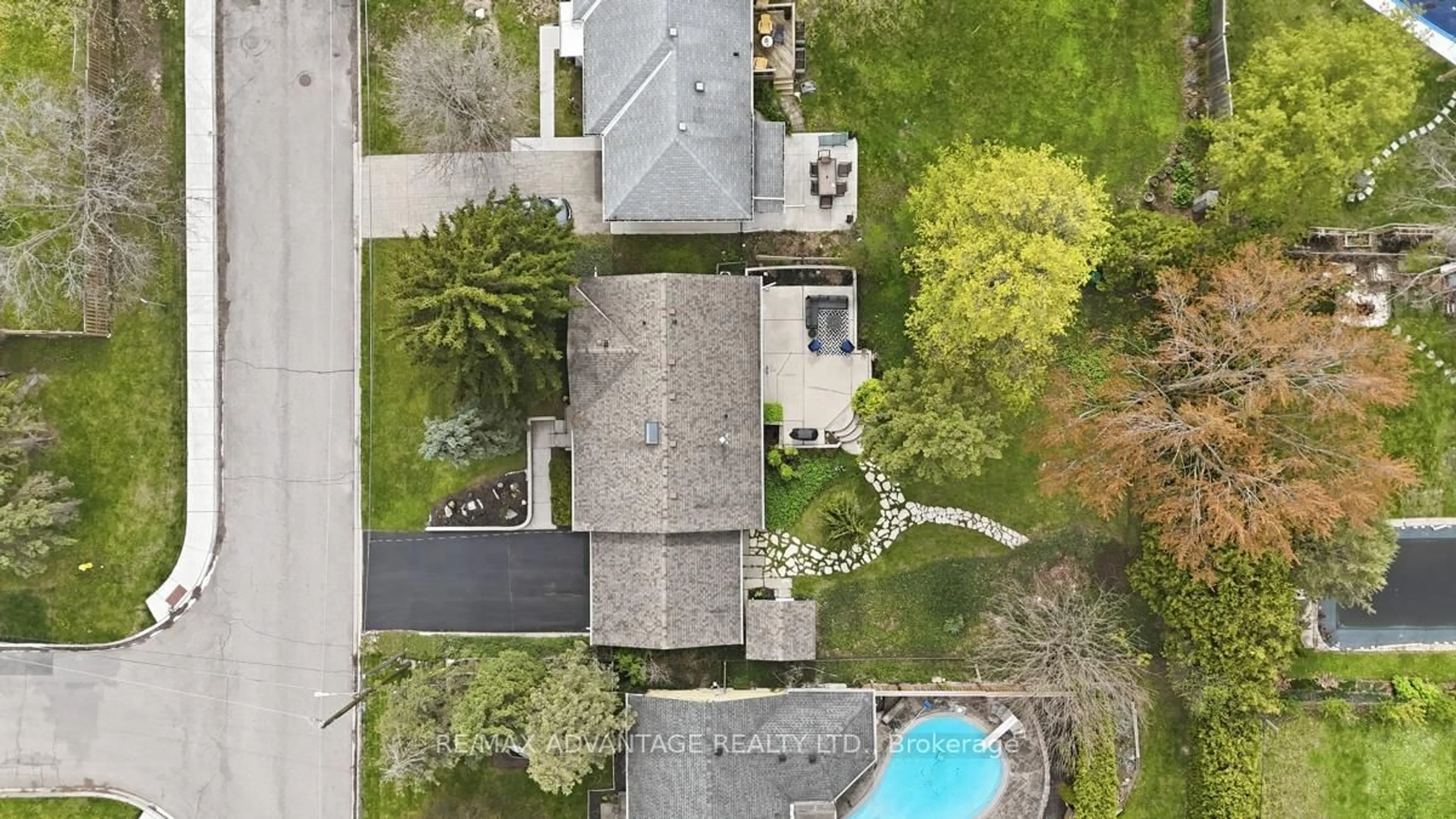 A pic from outside/outdoor area/front of a property/back of a property/a pic from drone, street for 937 Luxton Dr, London North Ontario N6H 3E1