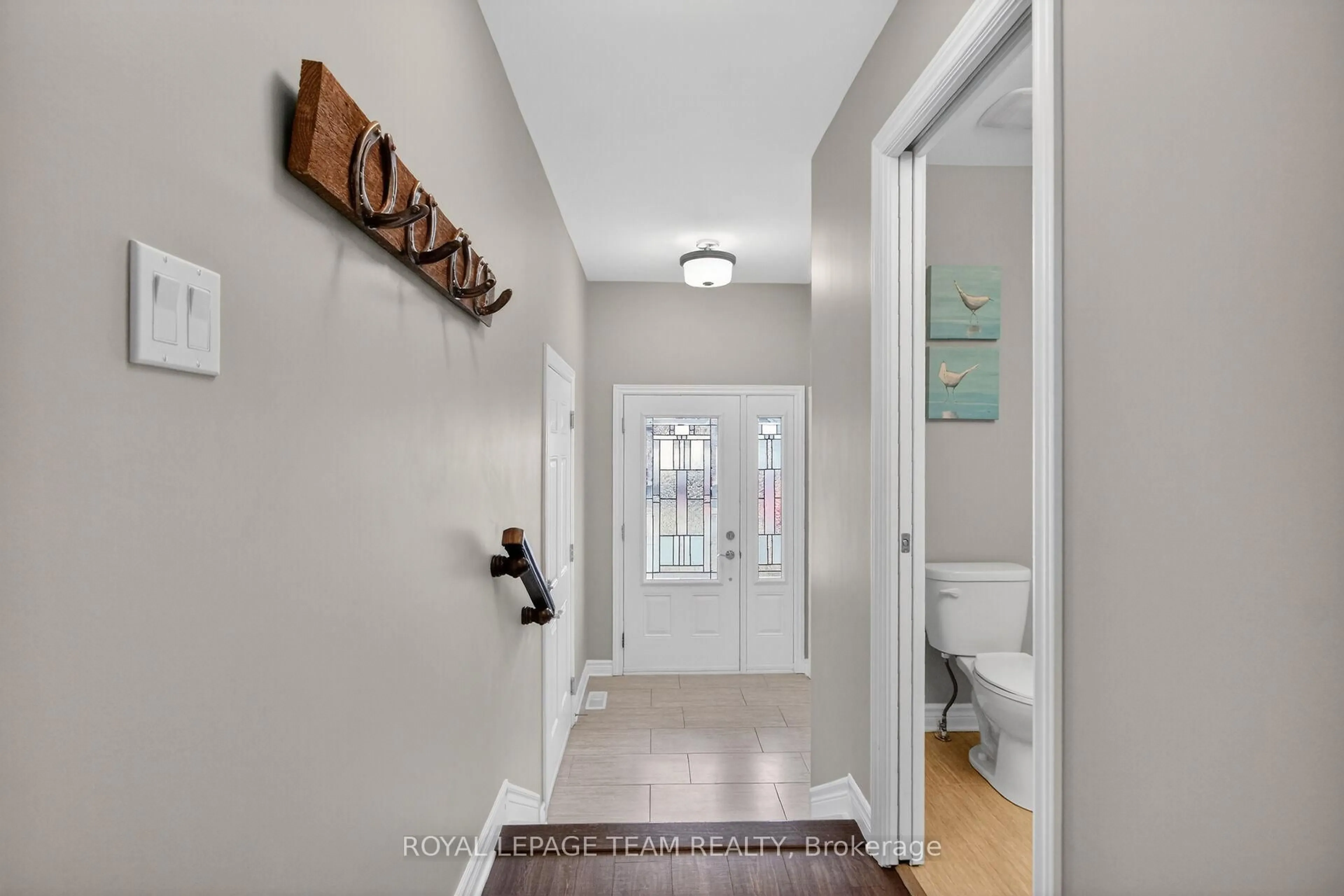 Indoor entryway for 238 Belfort St, Russell Ontario K0A 1W0