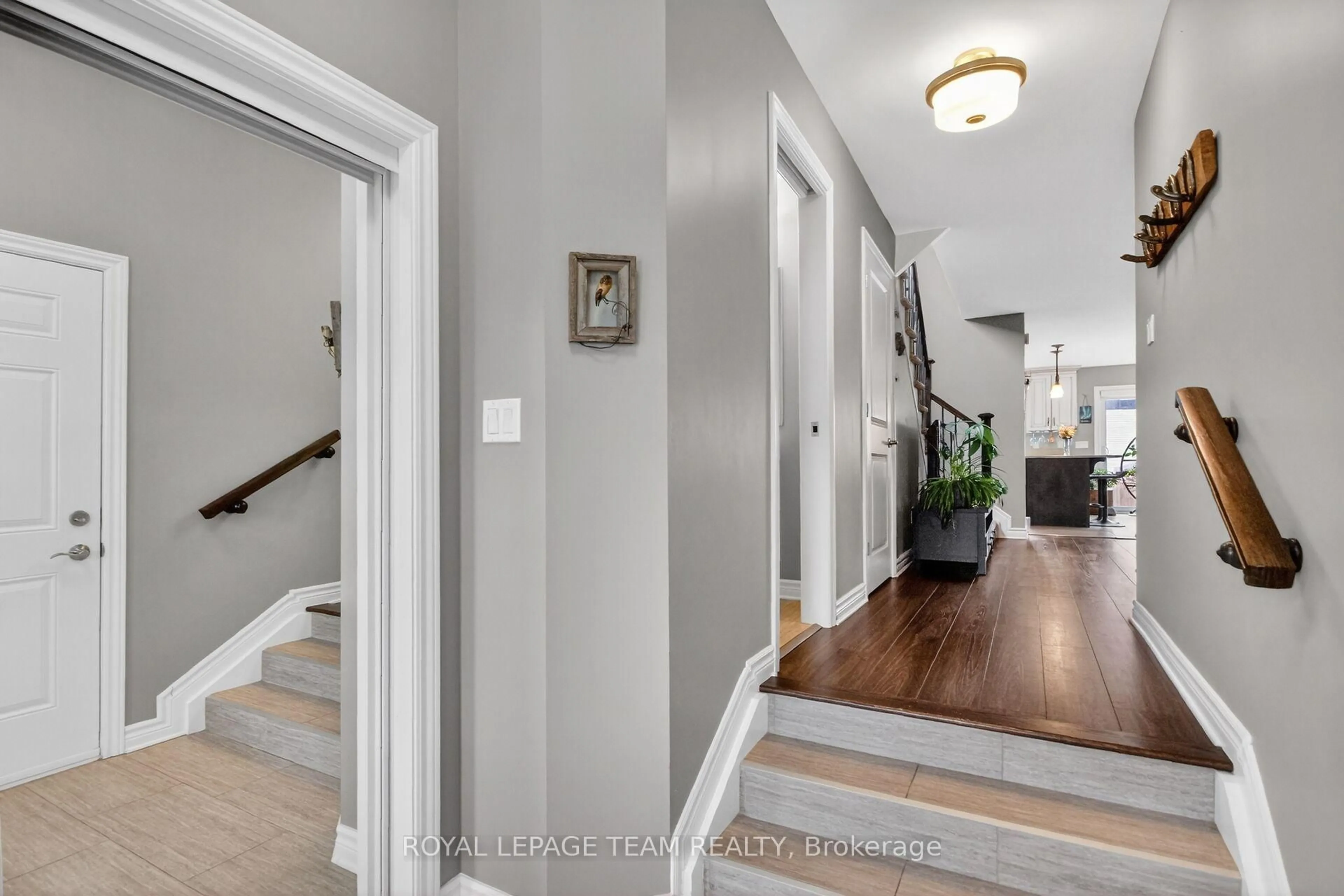 Indoor entryway for 238 Belfort St, Russell Ontario K0A 1W0
