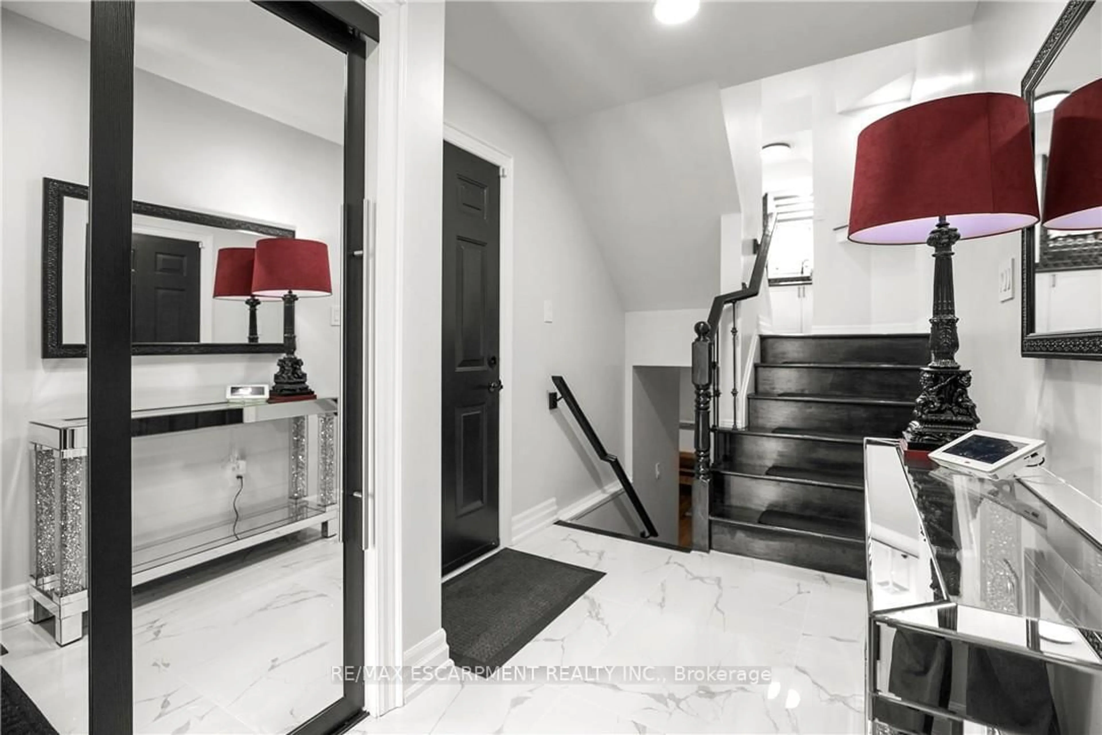 Indoor foyer for 876 Golf Links Rd #16, Hamilton Ontario L9K 1M7