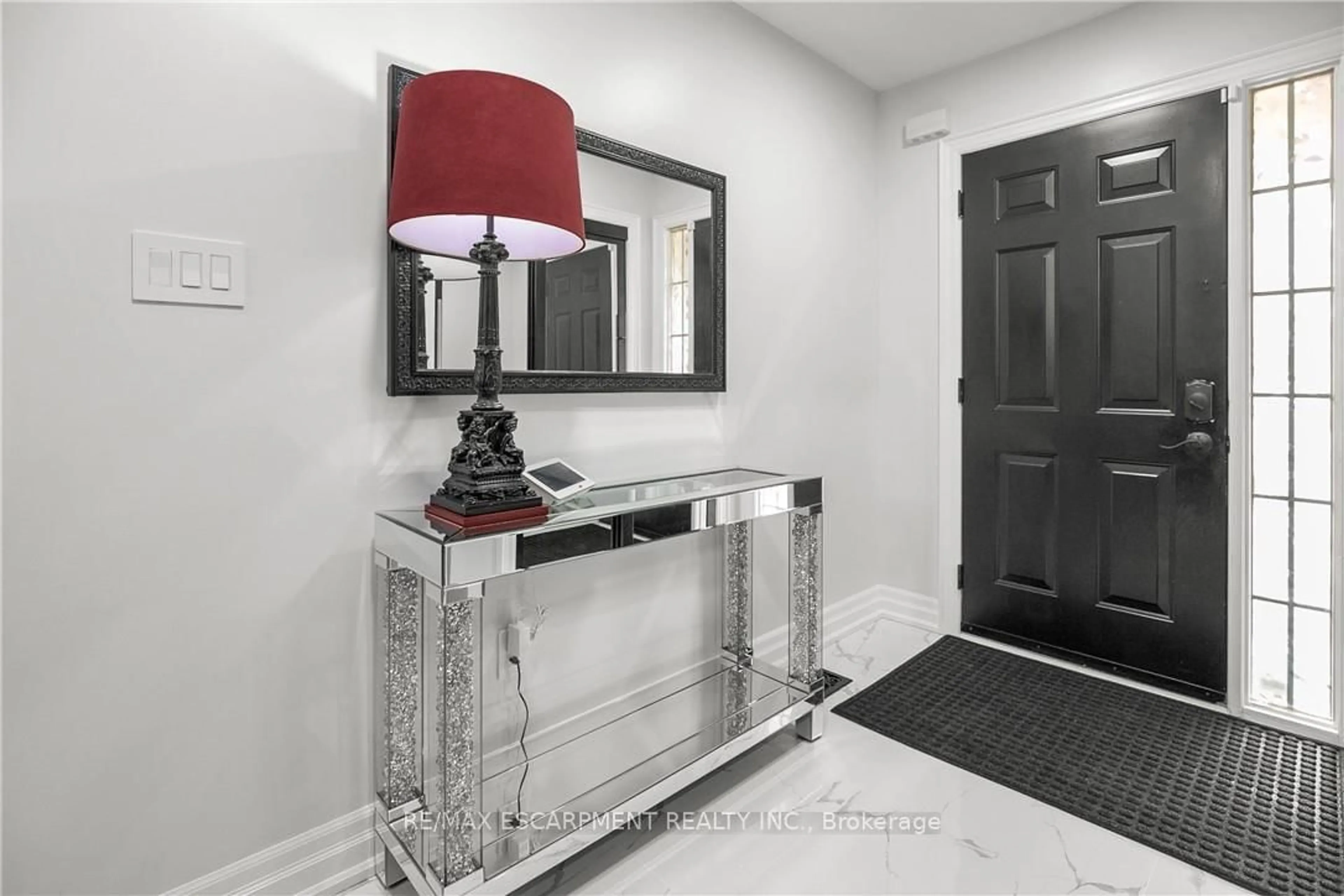 Indoor entryway for 876 Golf Links Rd #16, Hamilton Ontario L9K 1M7