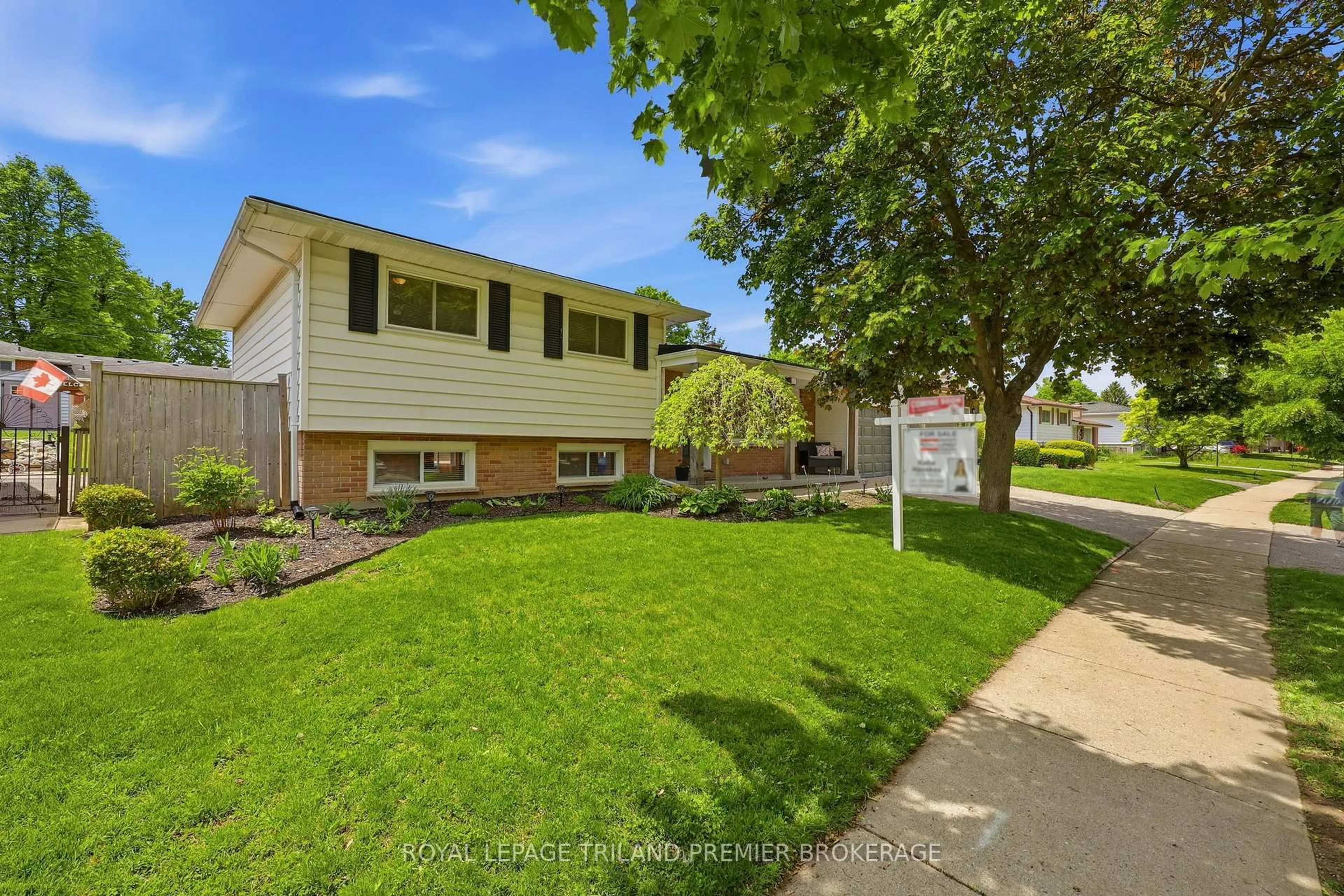 Home with vinyl exterior material, street for 74 Deveron Cres, London South Ontario N5Z 4B5