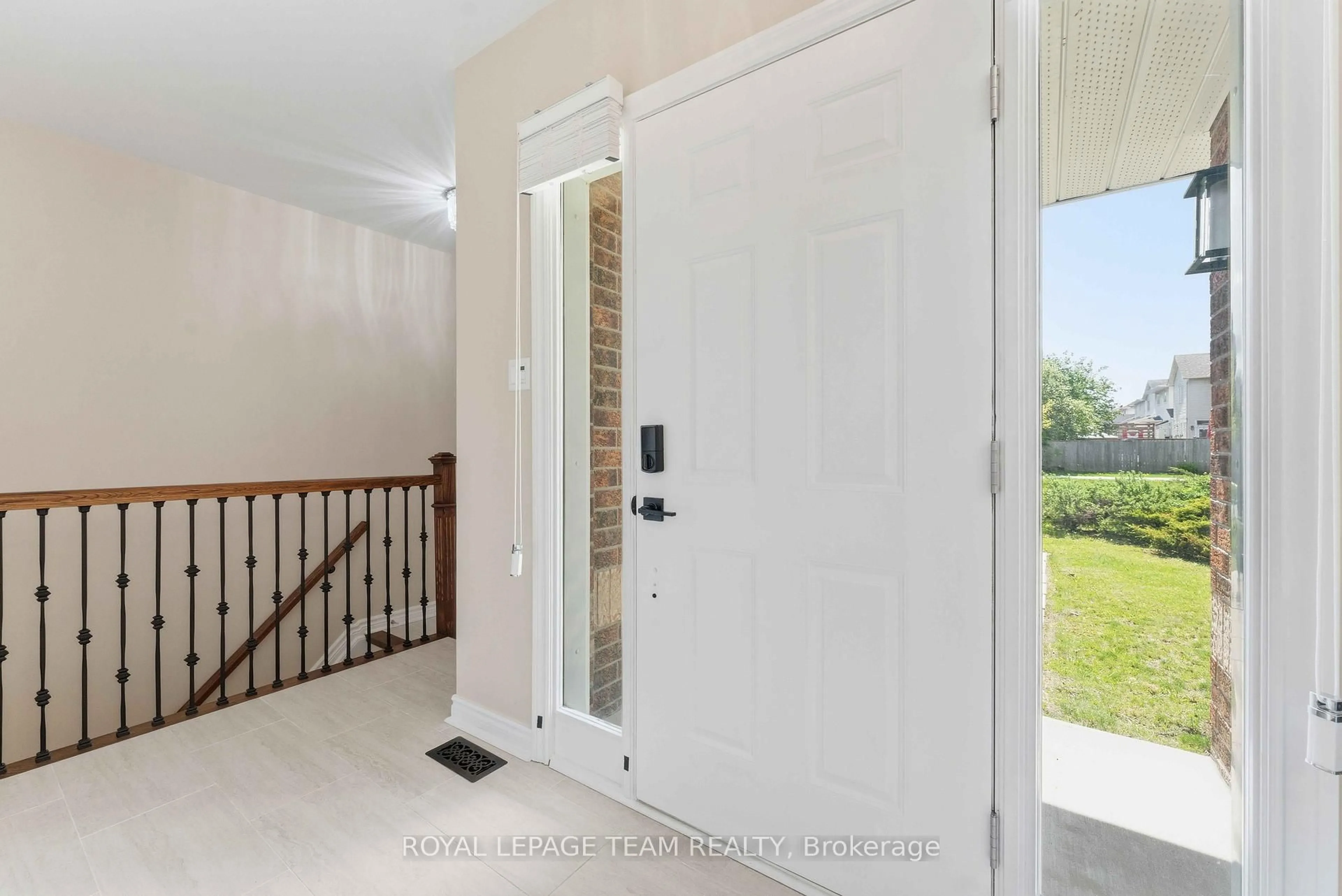 Indoor entryway for 43 West Ridge Dr, Stittsville Ontario K2S 1S4