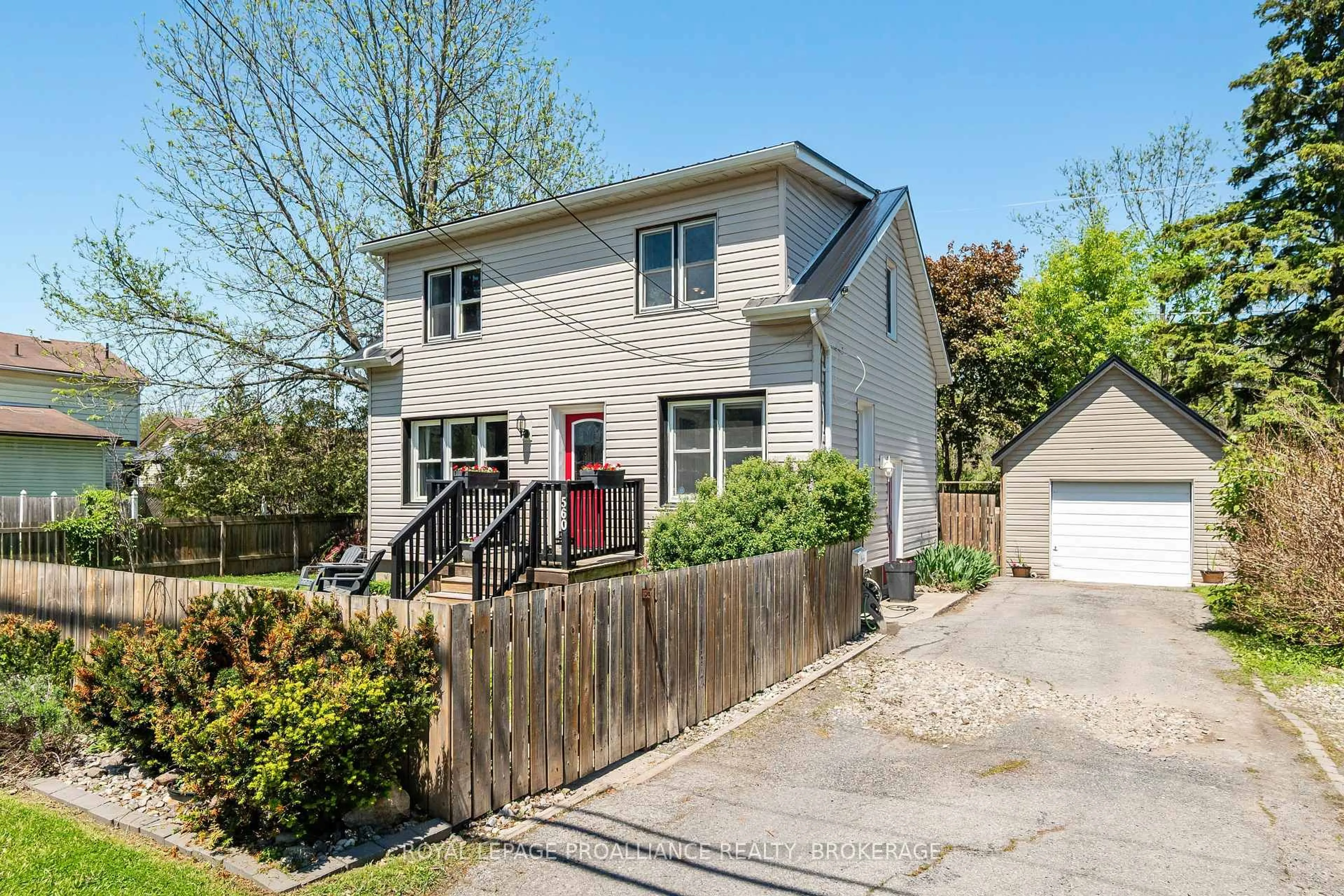 Unknown for 560 King St, Gananoque Ontario K7G 2H1