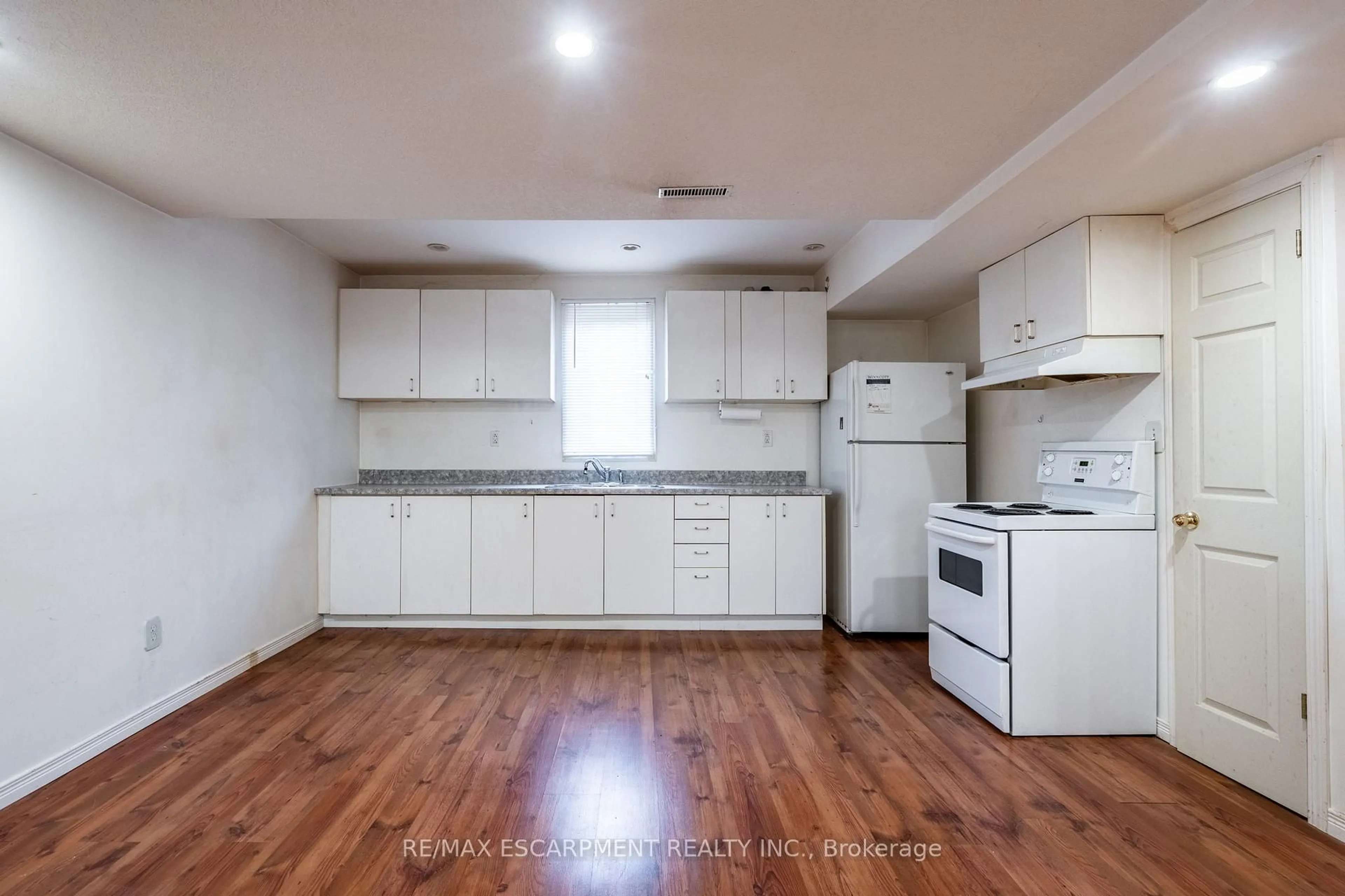 Standard kitchen, unknown for 154-156 Freelton Rd, Hamilton Ontario L8B 0Z5
