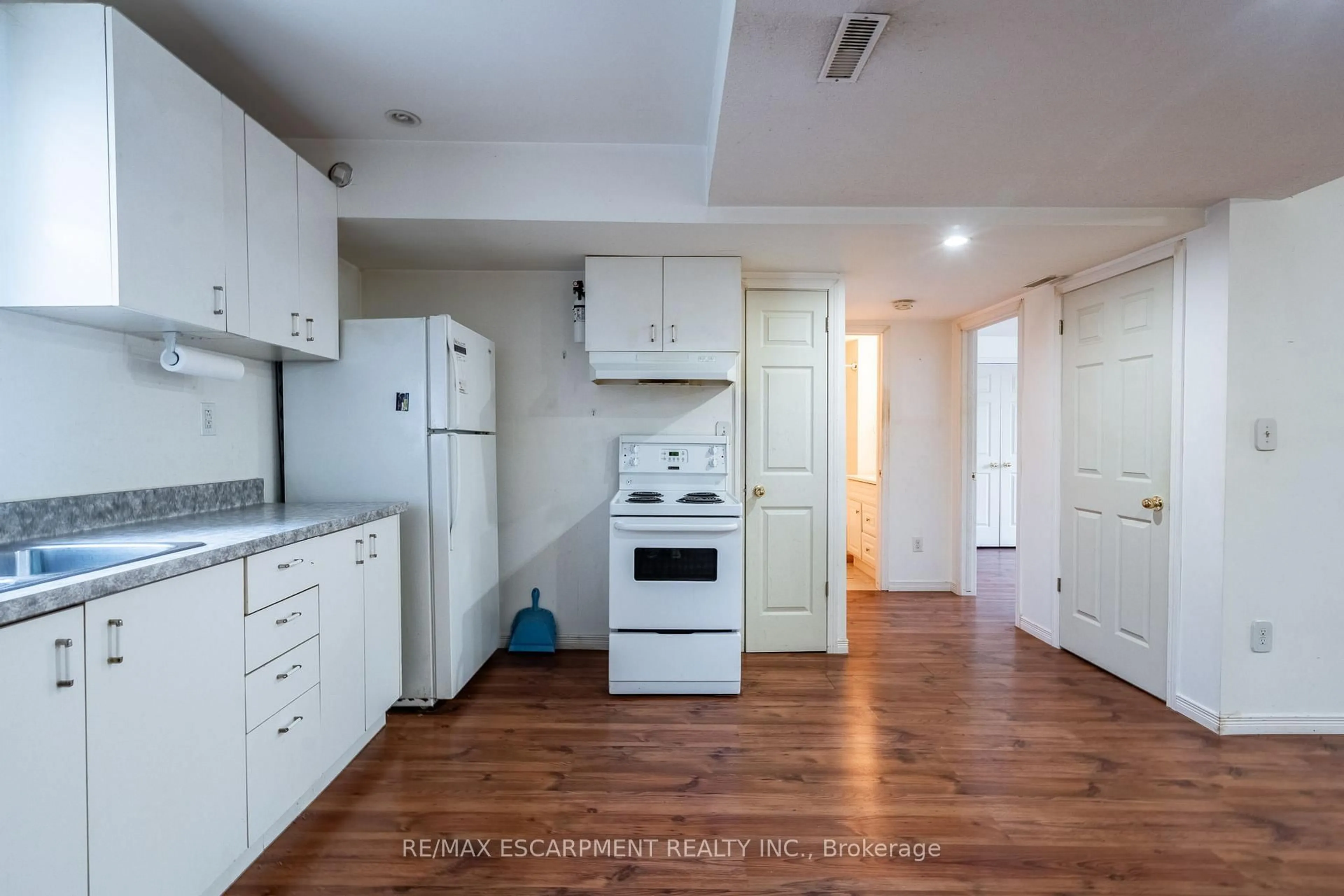 Standard kitchen, unknown for 154-156 Freelton Rd, Hamilton Ontario L8B 0Z5