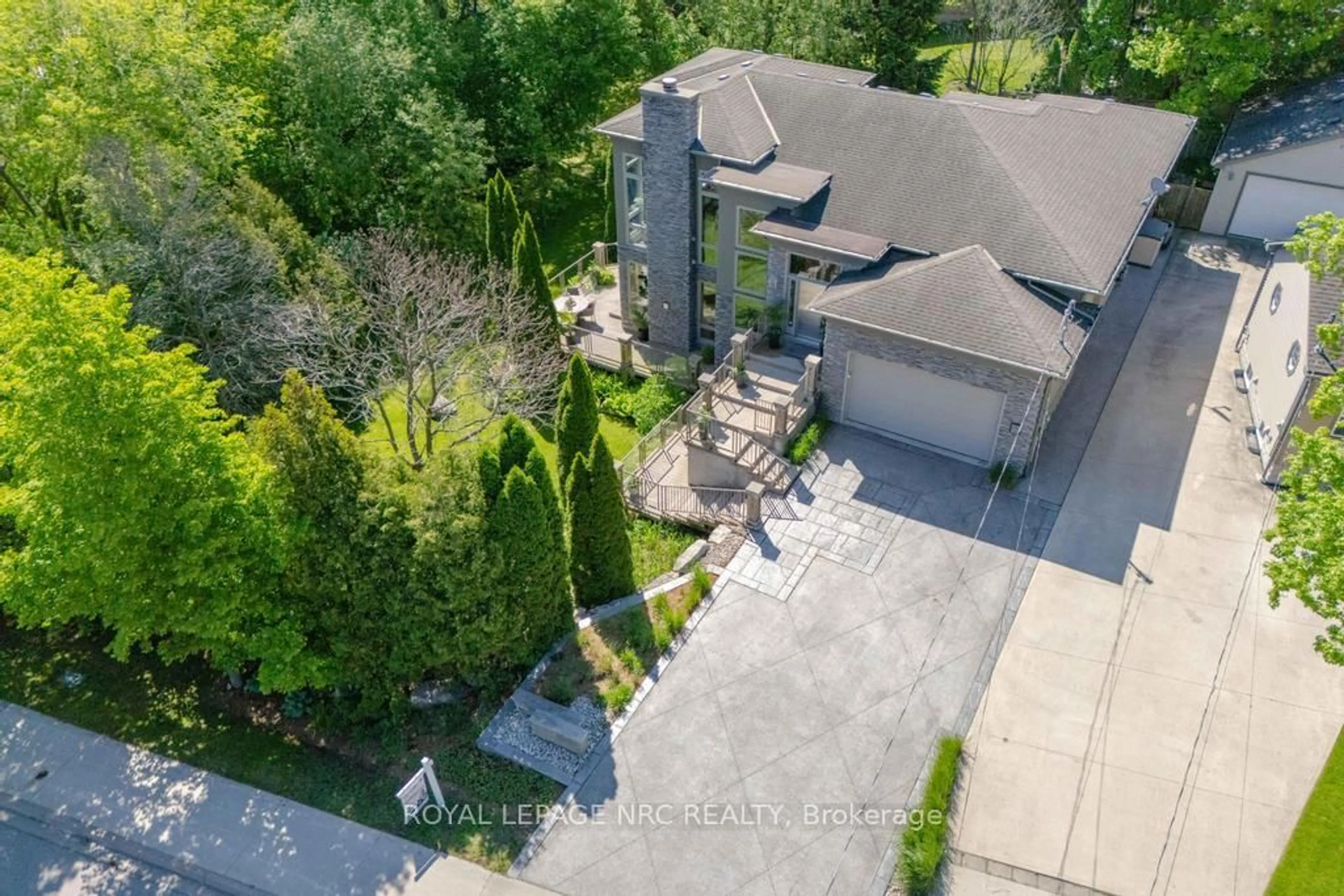 A pic from outside/outdoor area/front of a property/back of a property/a pic from drone, unknown for 164A Lakeshore Rd, St. Catharines Ontario L2N 2V1