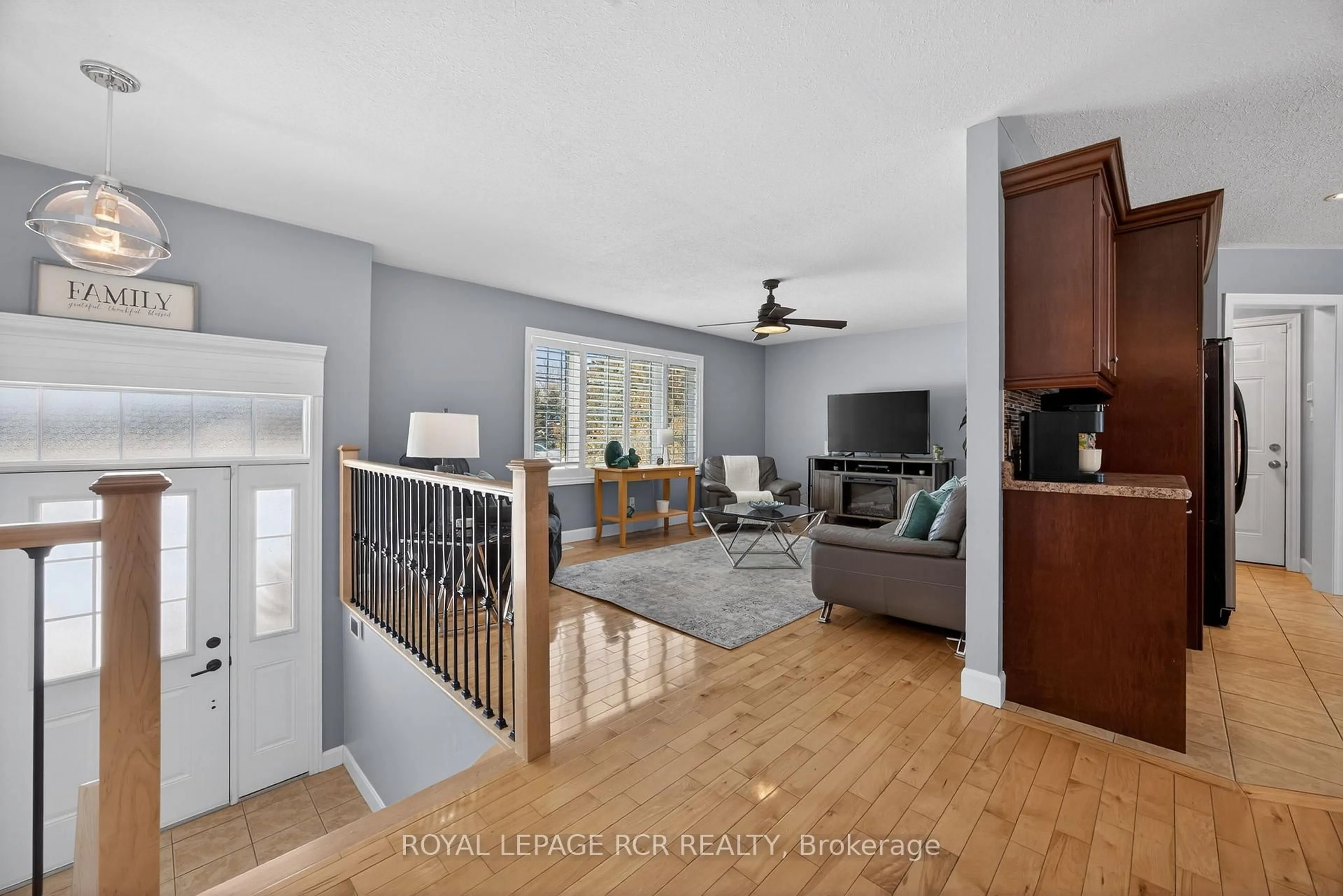 Living room with furniture, unknown for 17 Deaken Dr, East Luther Grand Valley Ontario L9W 0Z8