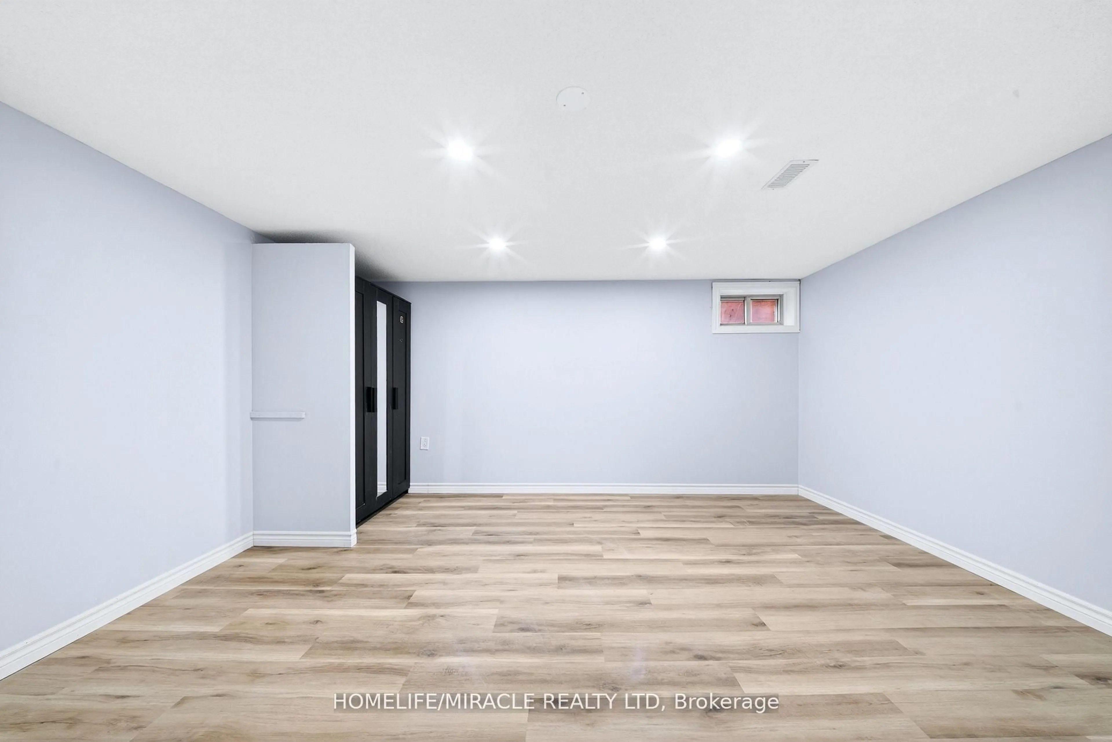 A pic of a room for 100 West 3rd St, Hamilton Ontario L9C 3K5