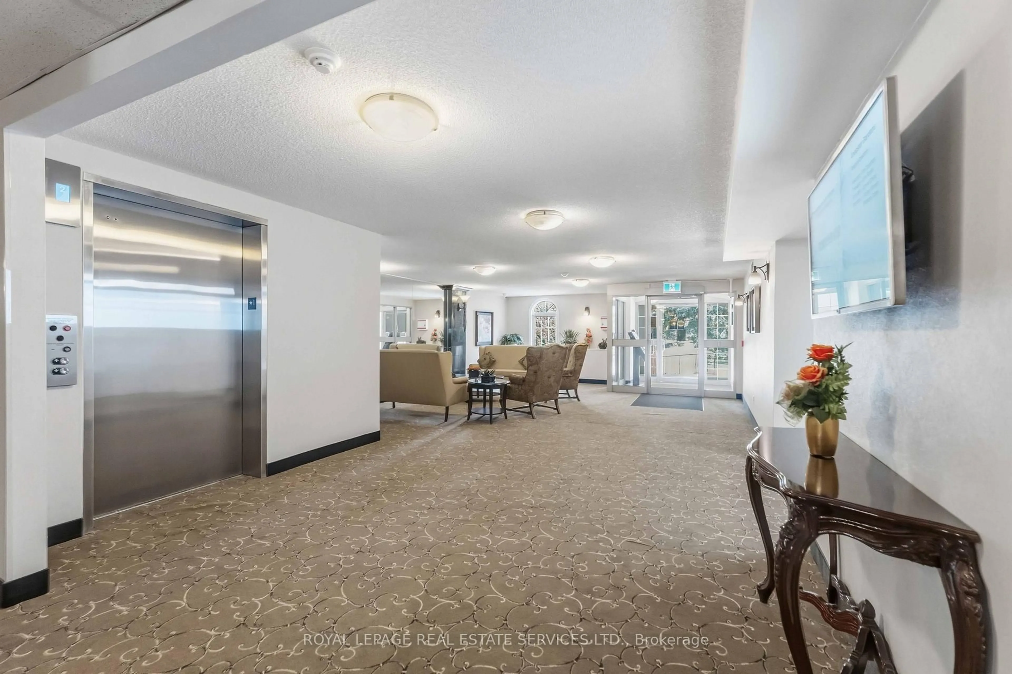 Indoor foyer for 970 Golf Links Rd #205, Hamilton Ontario L9K 1J8