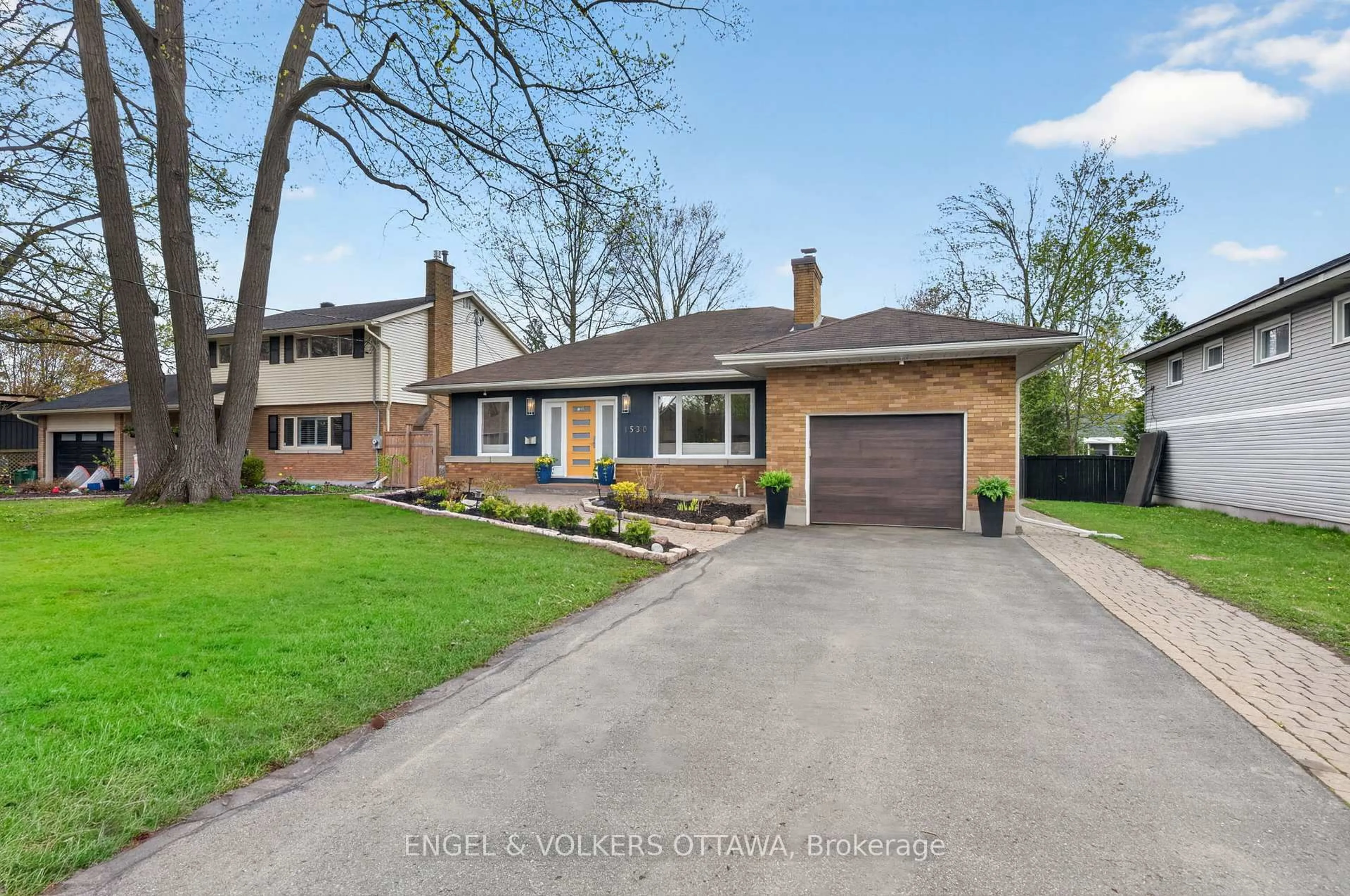 Home with brick exterior material, street for 1530 Caton St, Ottawa Ontario K1H 6J4