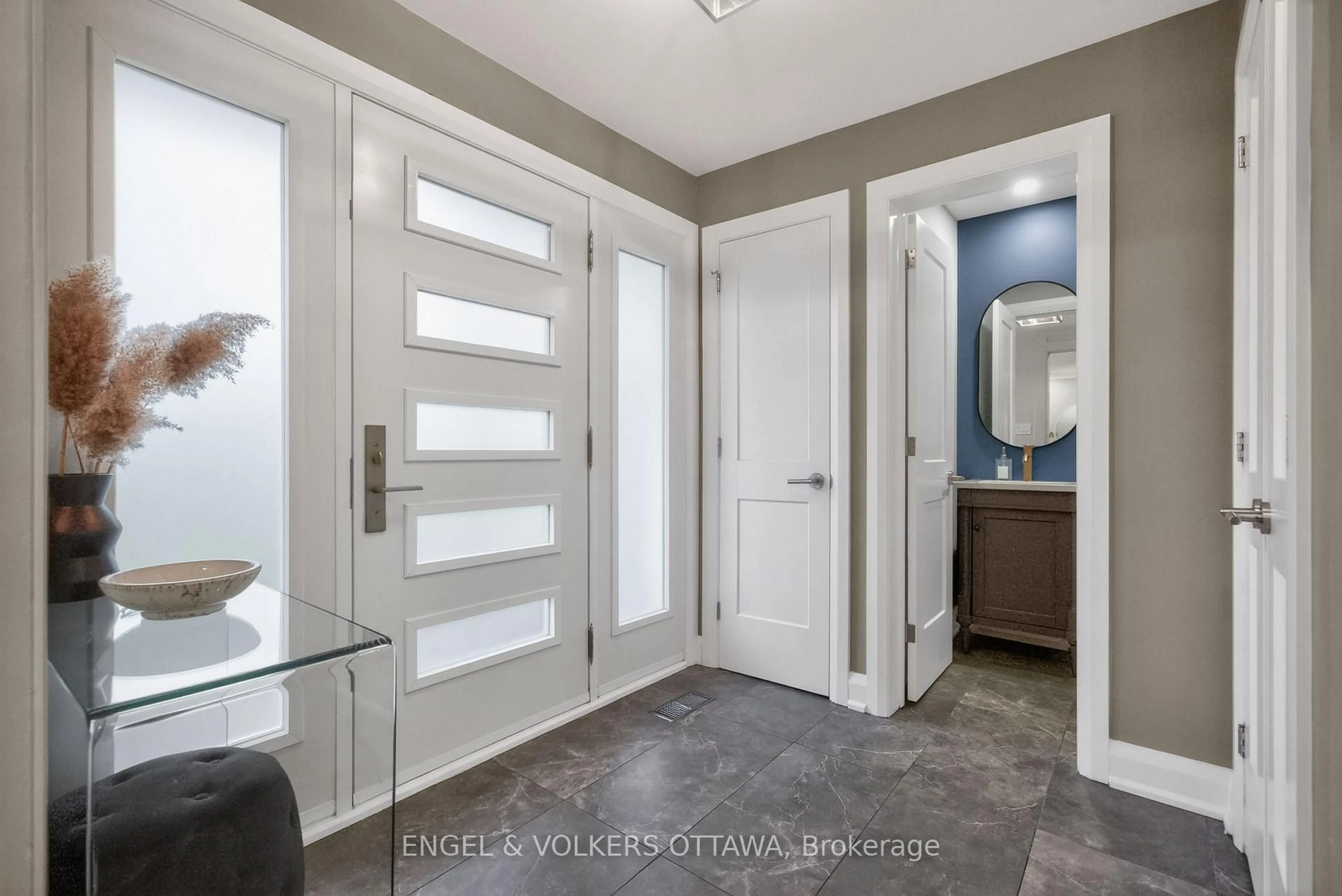 Indoor entryway for 1530 Caton St, Ottawa Ontario K1H 6J4
