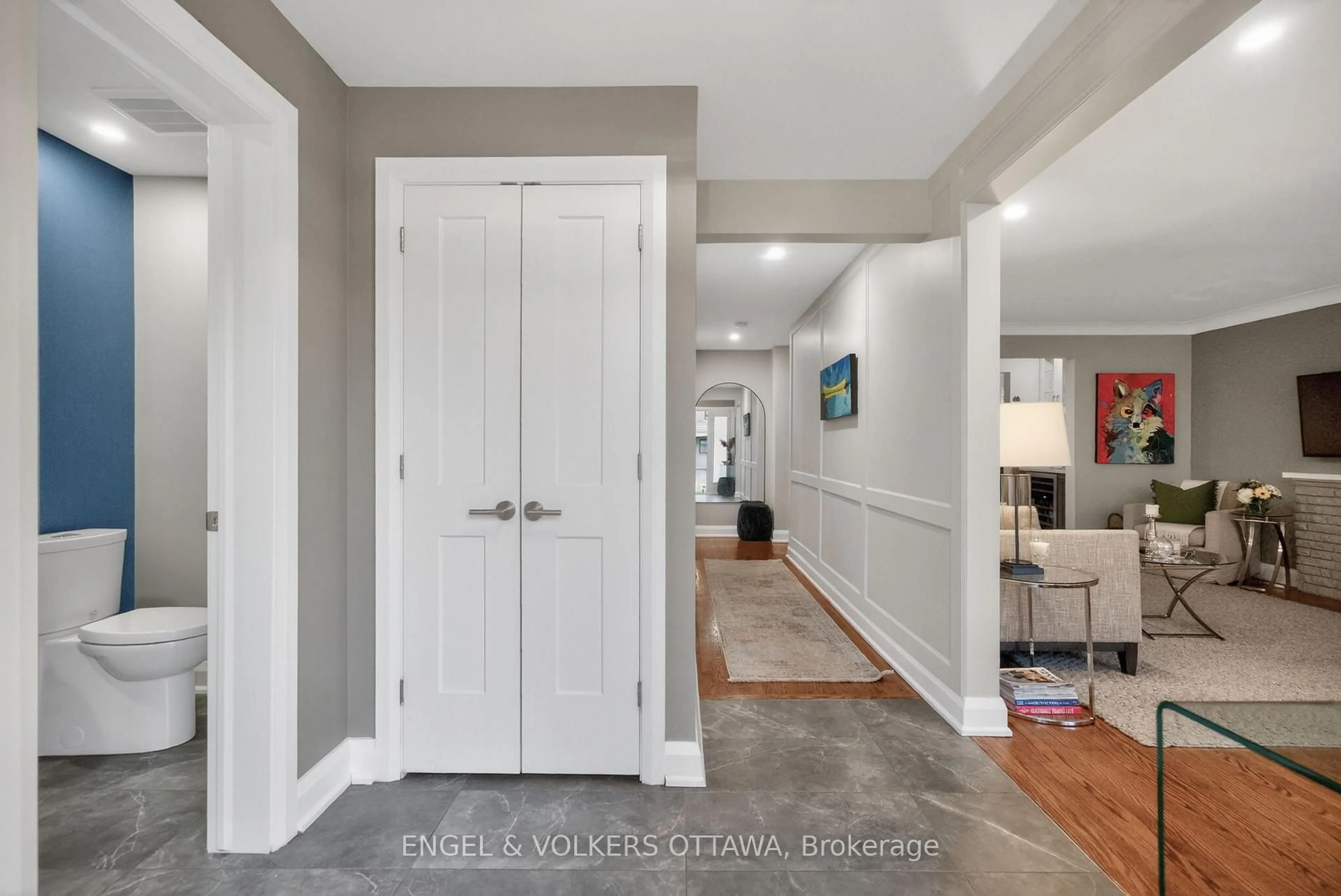 Indoor entryway for 1530 Caton St, Ottawa Ontario K1H 6J4