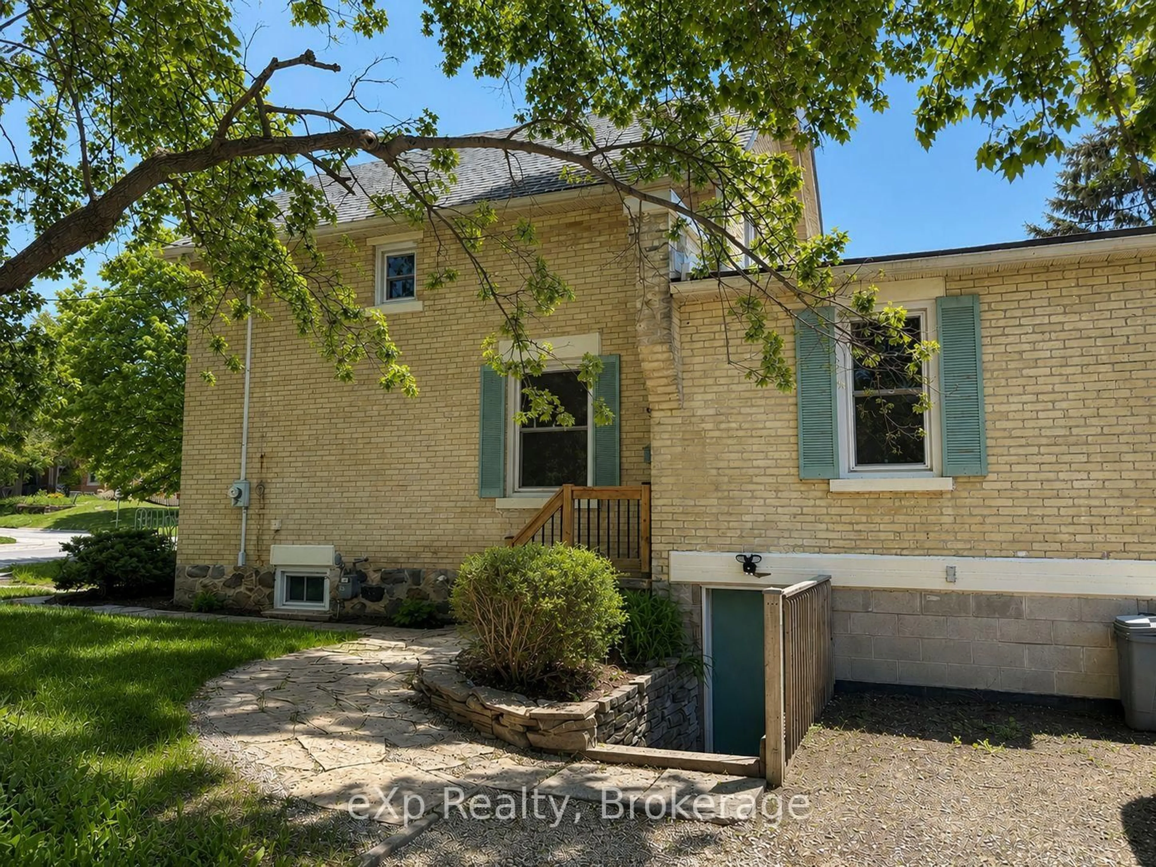 A pic from outside/outdoor area/front of a property/back of a property/a pic from drone, street for 595 9th St, Hanover Ontario N4N 1M7