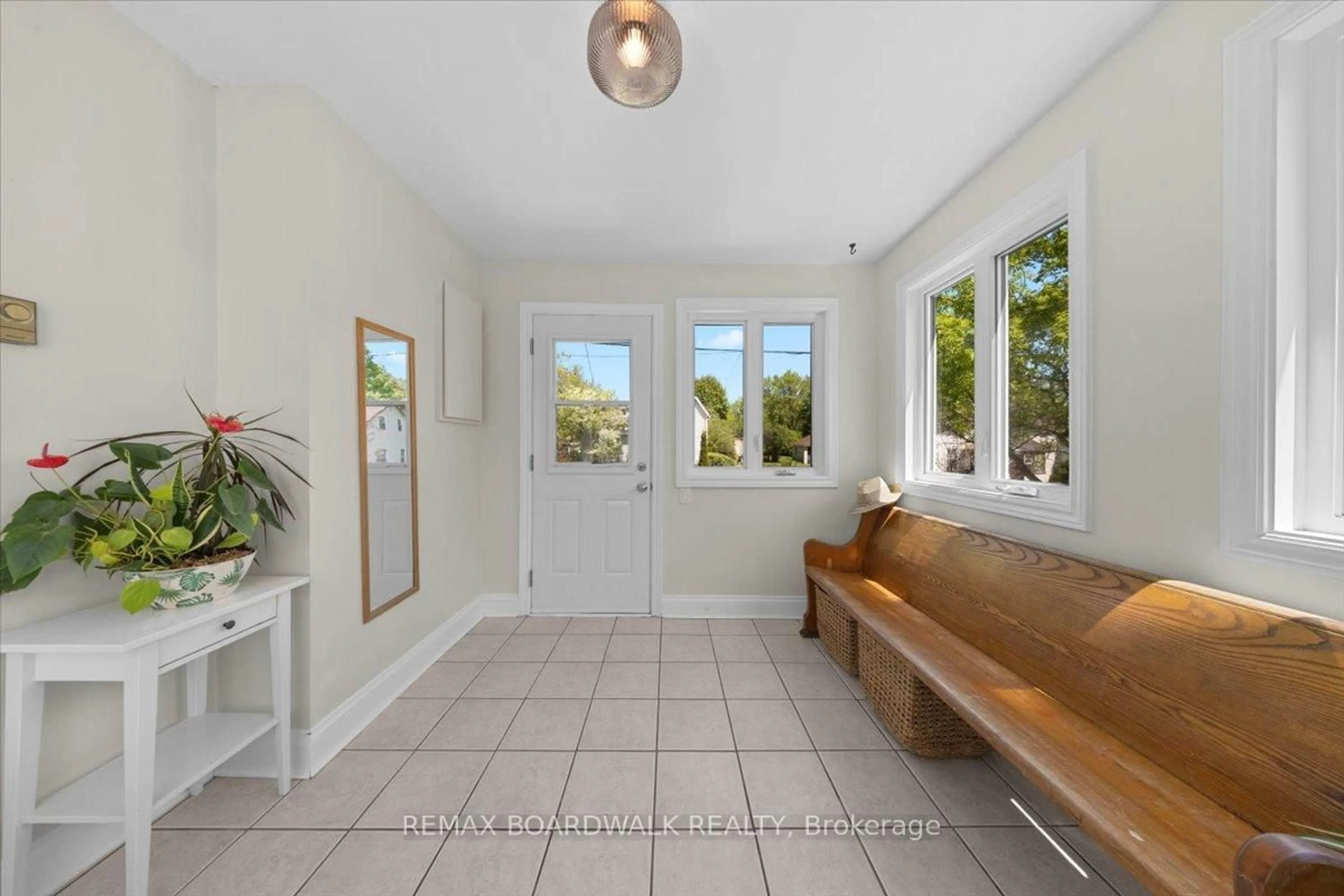 Indoor entryway for 32 Martin St, Almonte Ontario K0A 1A0
