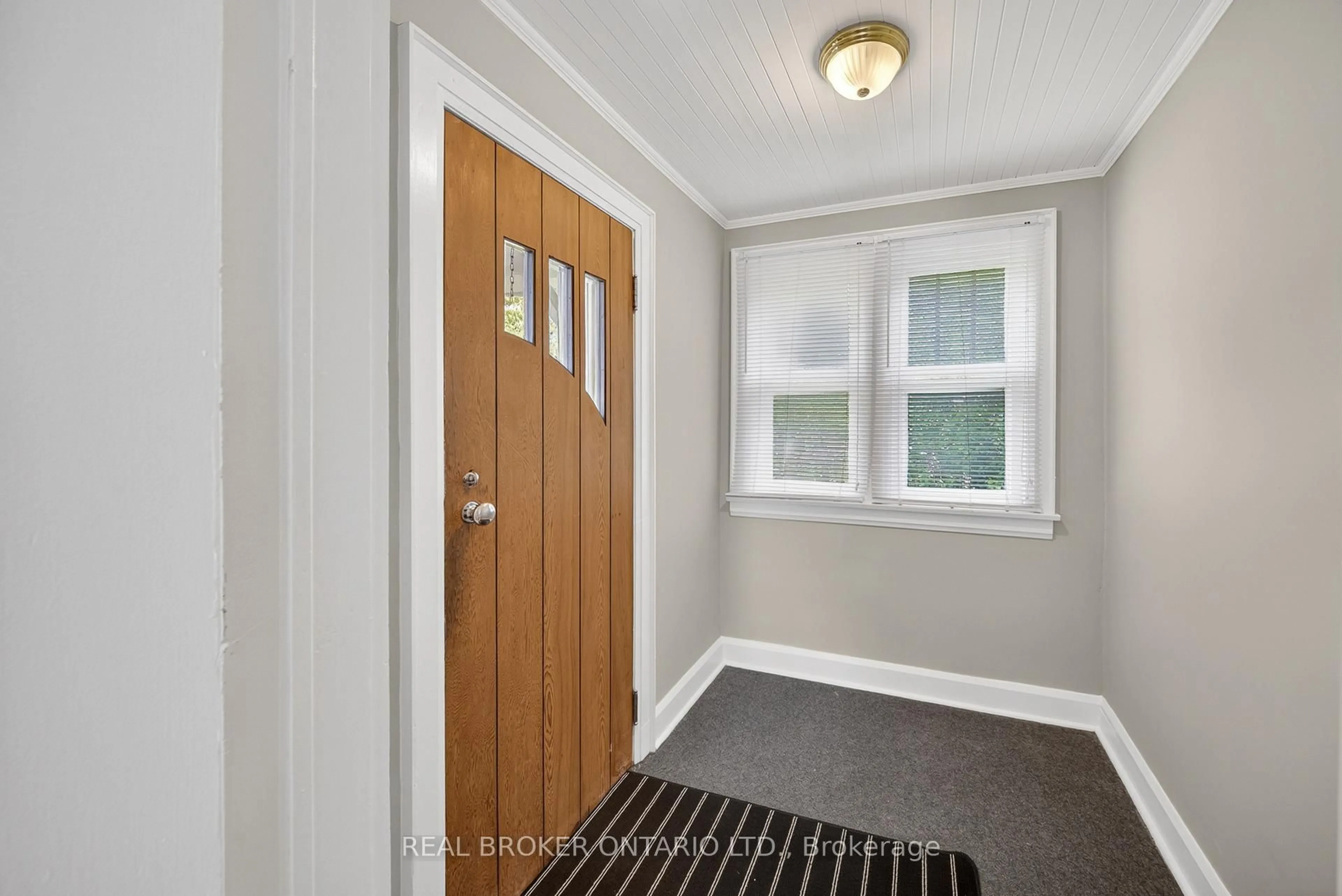 Indoor entryway for 78 Facer St, St. Catharines Ontario L2M 5J5