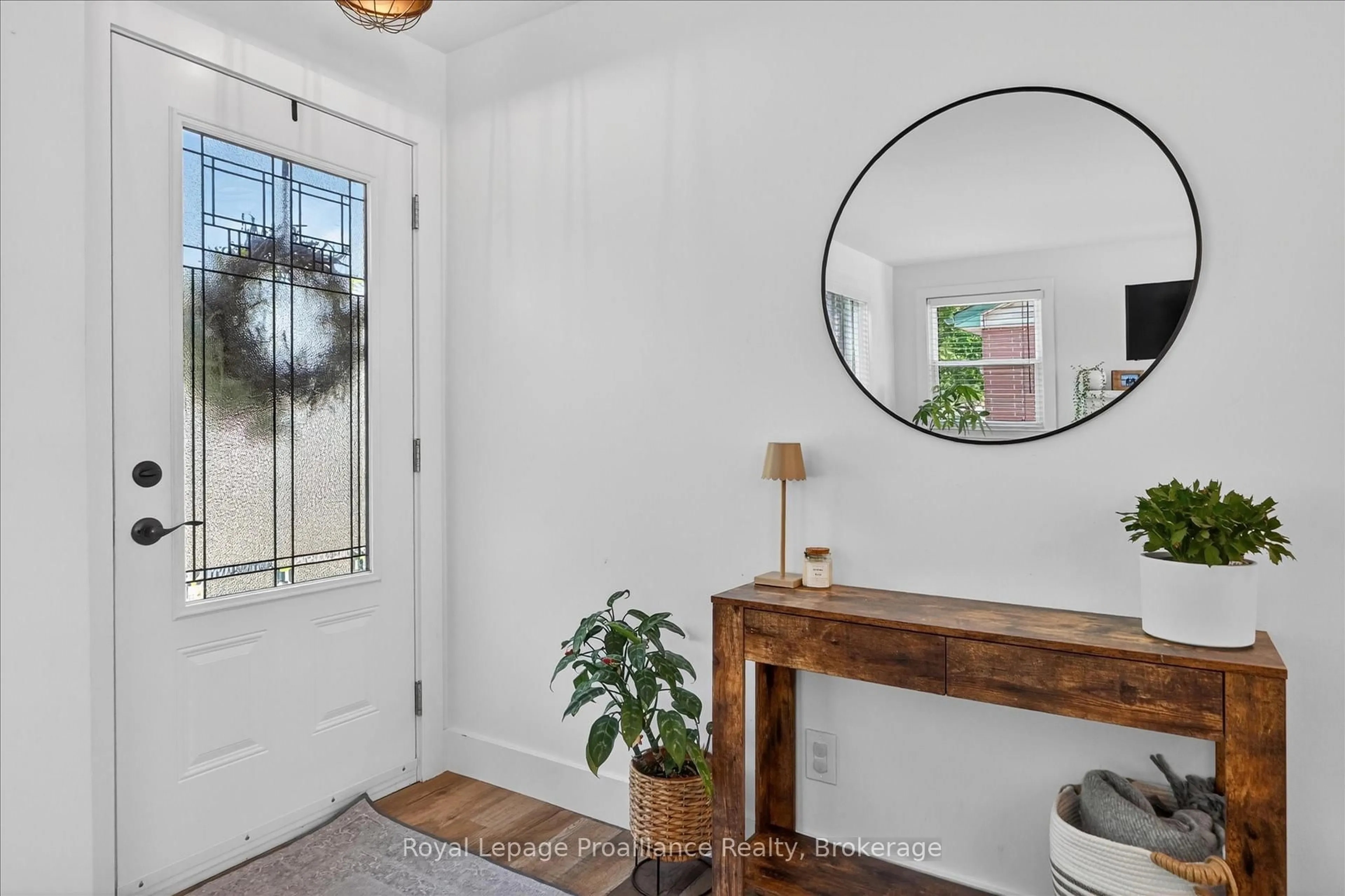 Indoor entryway for 129 Goodfellow Rd, Peterborough Ontario K9J 5W9