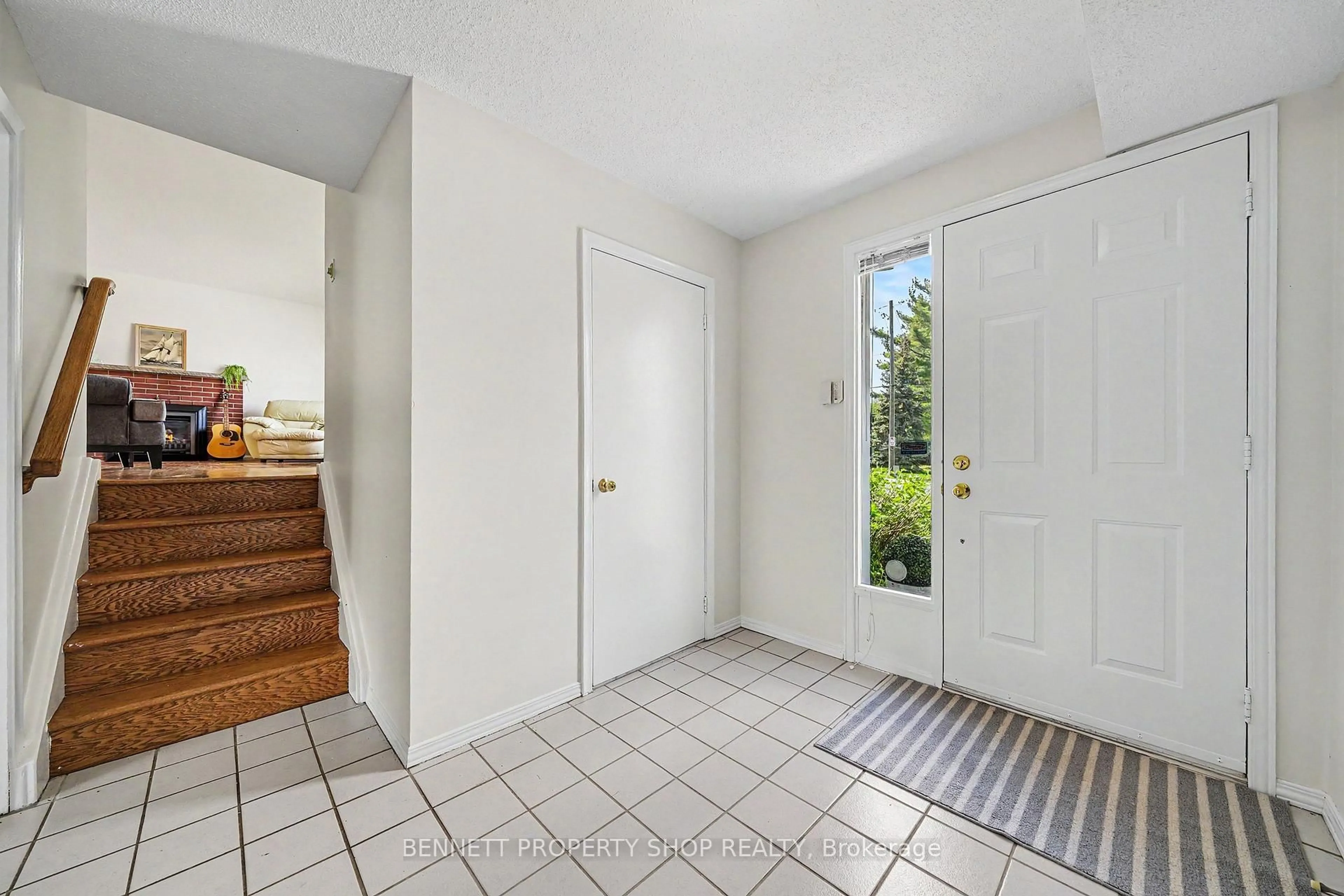 Indoor entryway for 30 Corkstown Rd, Ottawa Ontario K2H 5B4