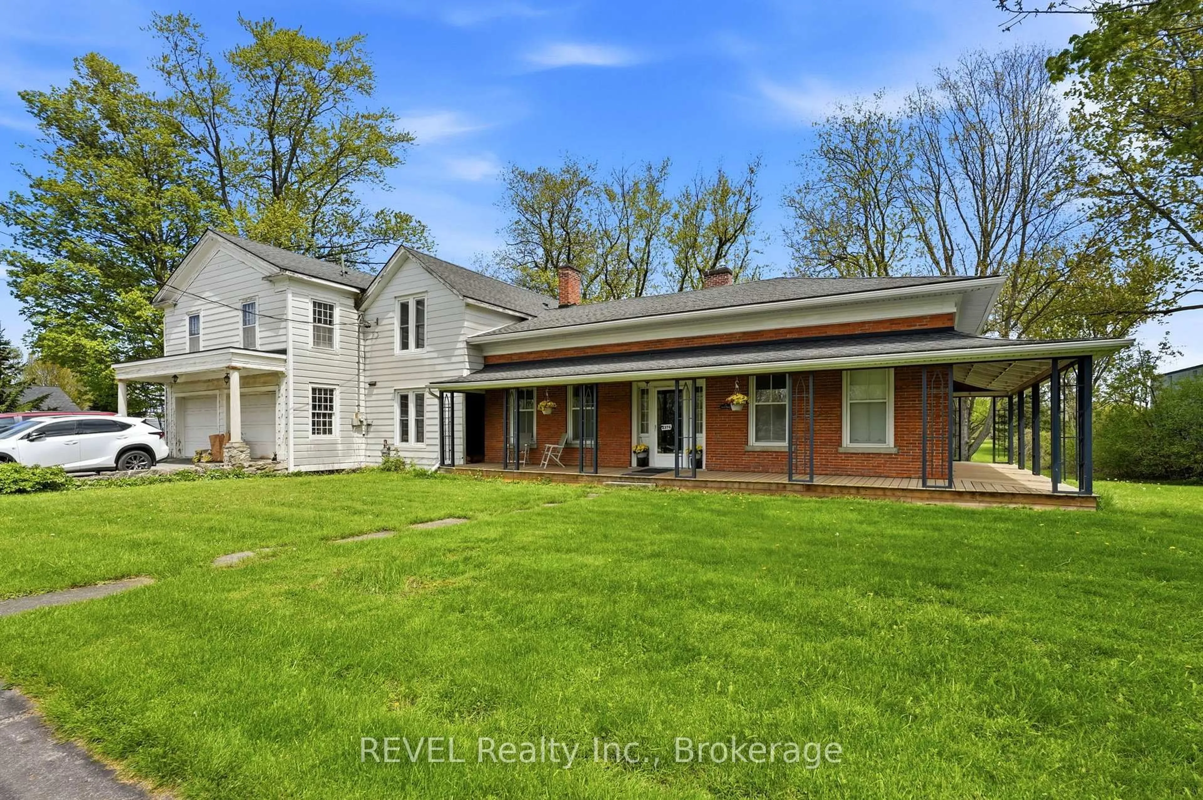 A pic from outside/outdoor area/front of a property/back of a property/a pic from drone, street for 2376 Centre St, Thorold Ontario L0S 1A0