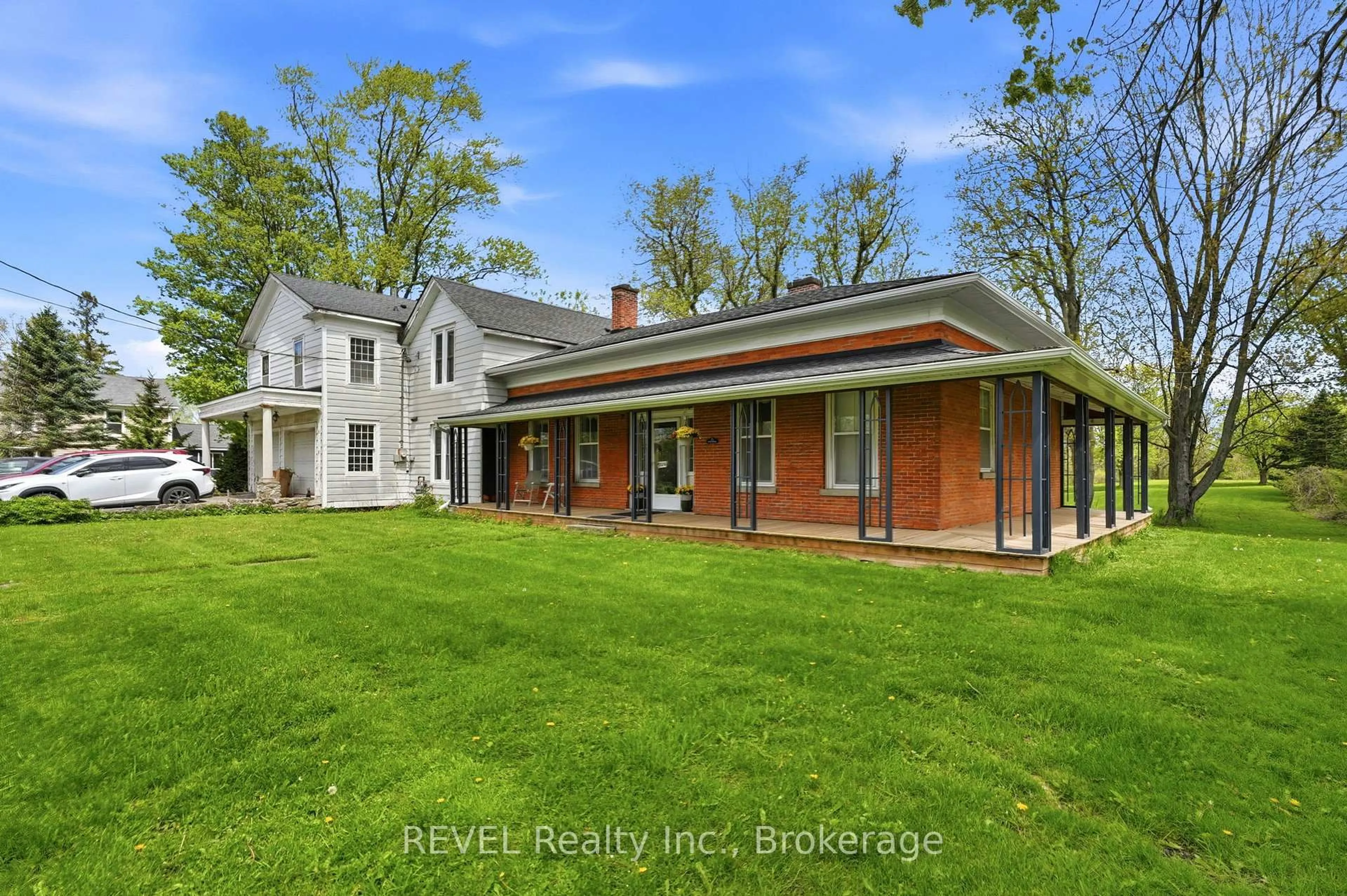 A pic from outside/outdoor area/front of a property/back of a property/a pic from drone, building for 2376 Centre St, Thorold Ontario L0S 1A0