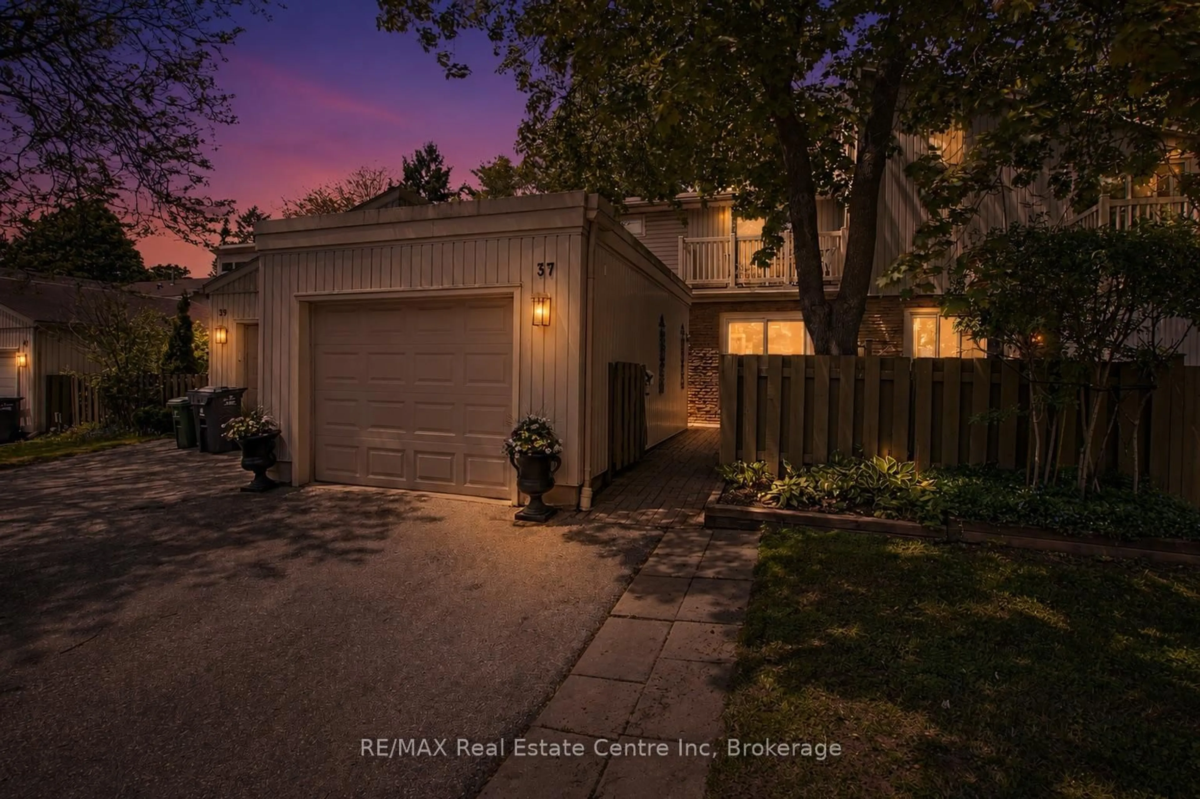 A pic from outside/outdoor area/front of a property/back of a property/a pic from drone, street for 37 Wilsonview Ave #37, Guelph Ontario N1G 2W5