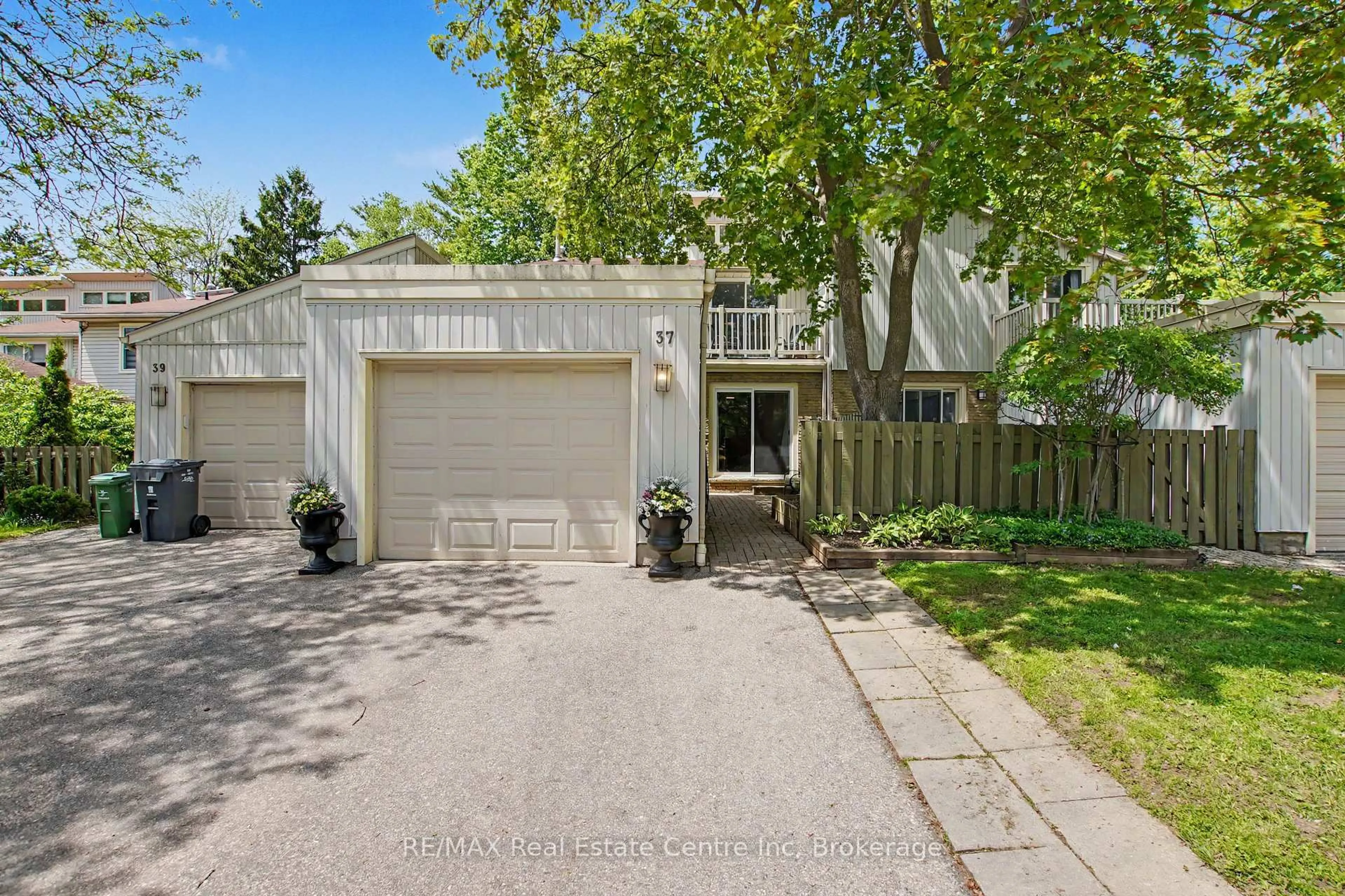 A pic from outside/outdoor area/front of a property/back of a property/a pic from drone, street for 37 Wilsonview Ave #37, Guelph Ontario N1G 2W5