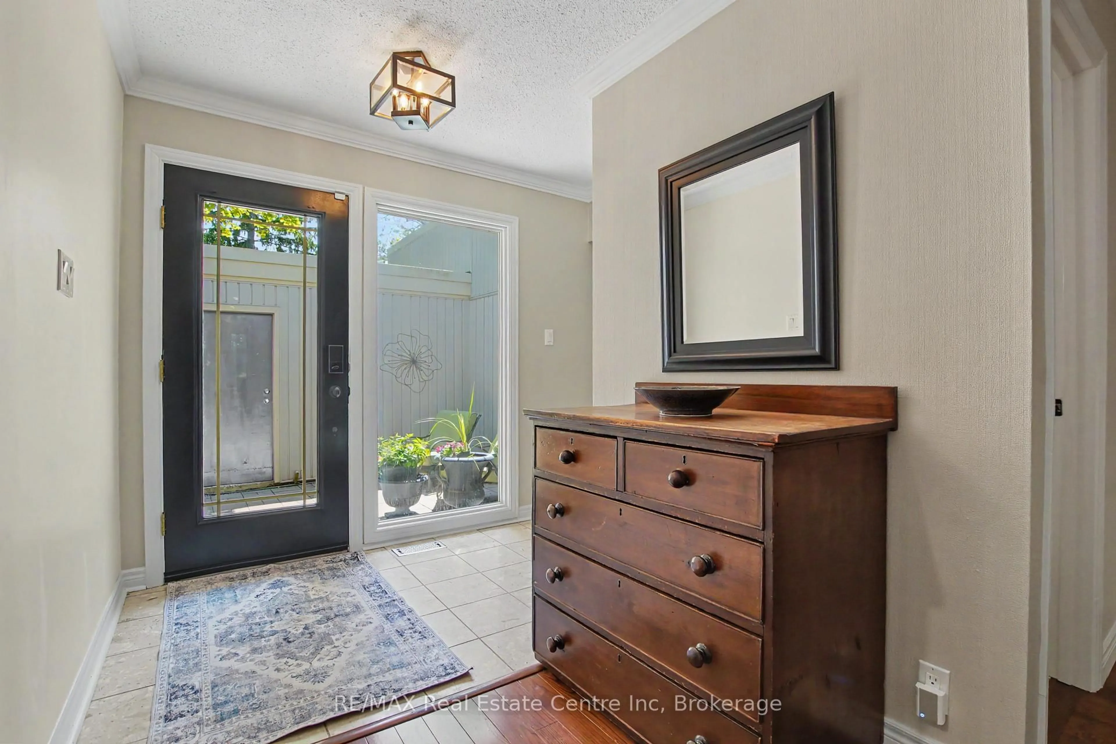 Indoor entryway for 37 Wilsonview Ave #37, Guelph Ontario N1G 2W5