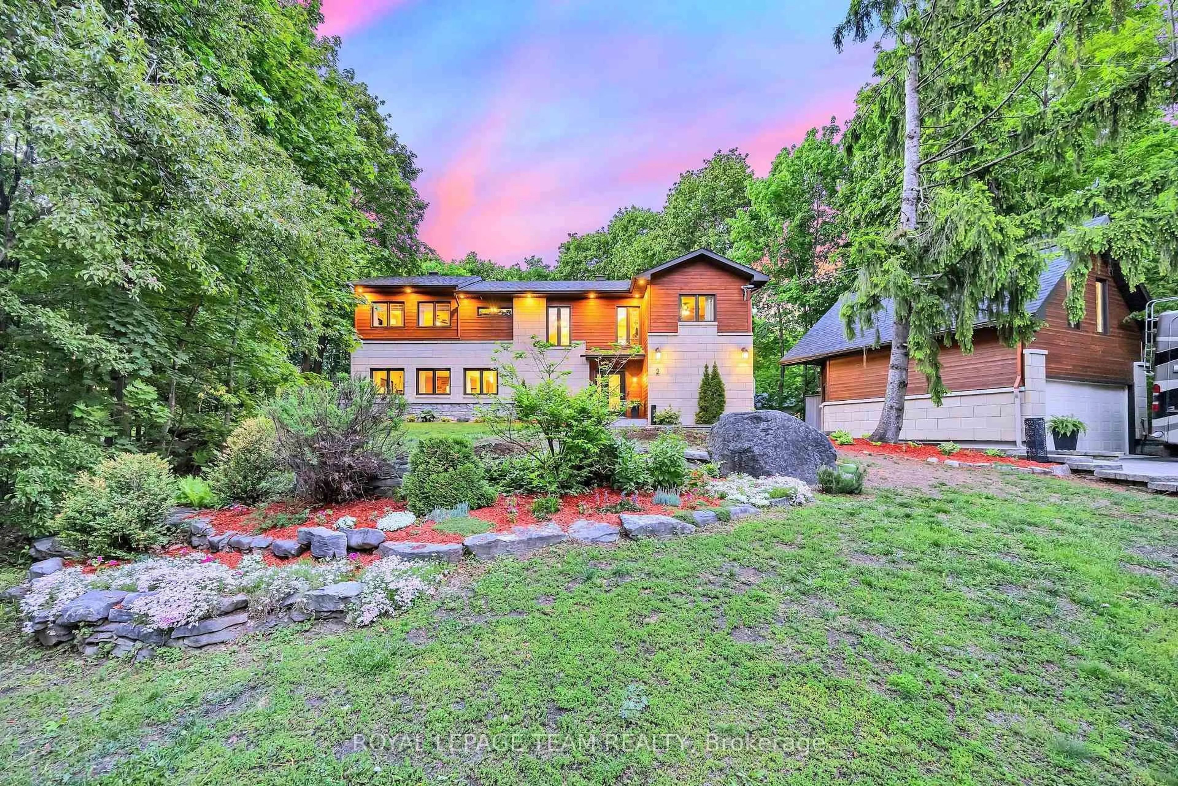 A pic from outside/outdoor area/front of a property/back of a property/a pic from drone, unknown for 2 Fairhaven Way, Ottawa Ontario K1K 0R3