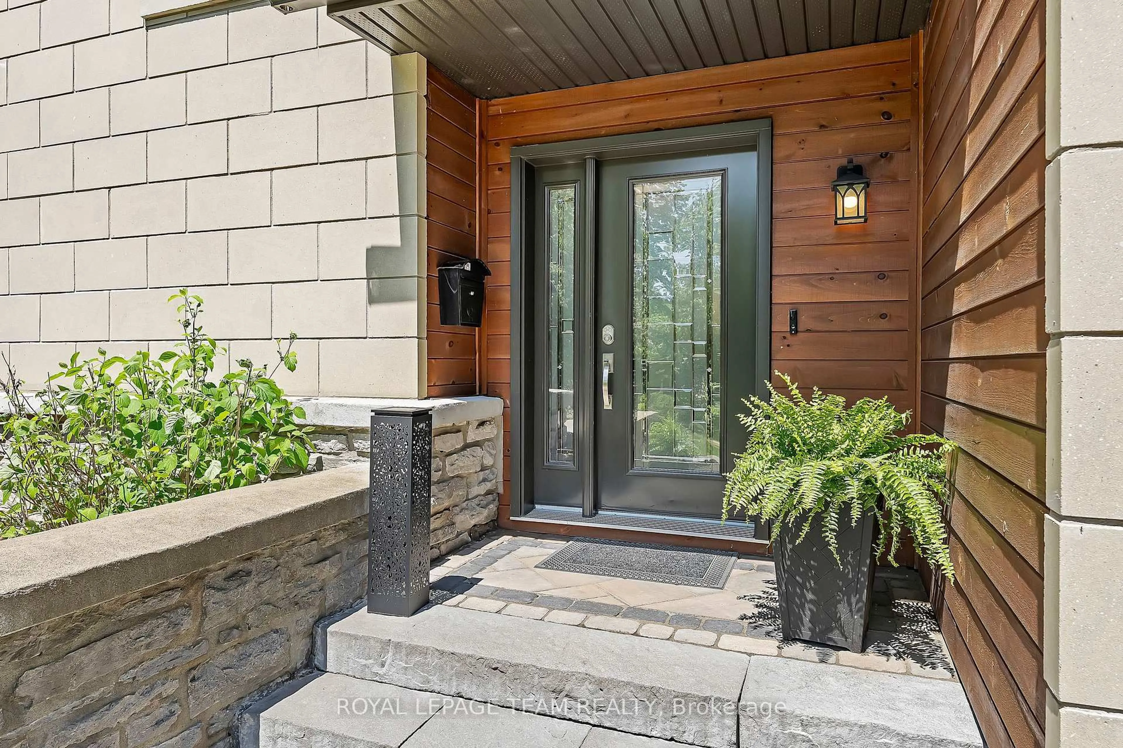 Indoor entryway for 2 Fairhaven Way, Ottawa Ontario K1K 0R3