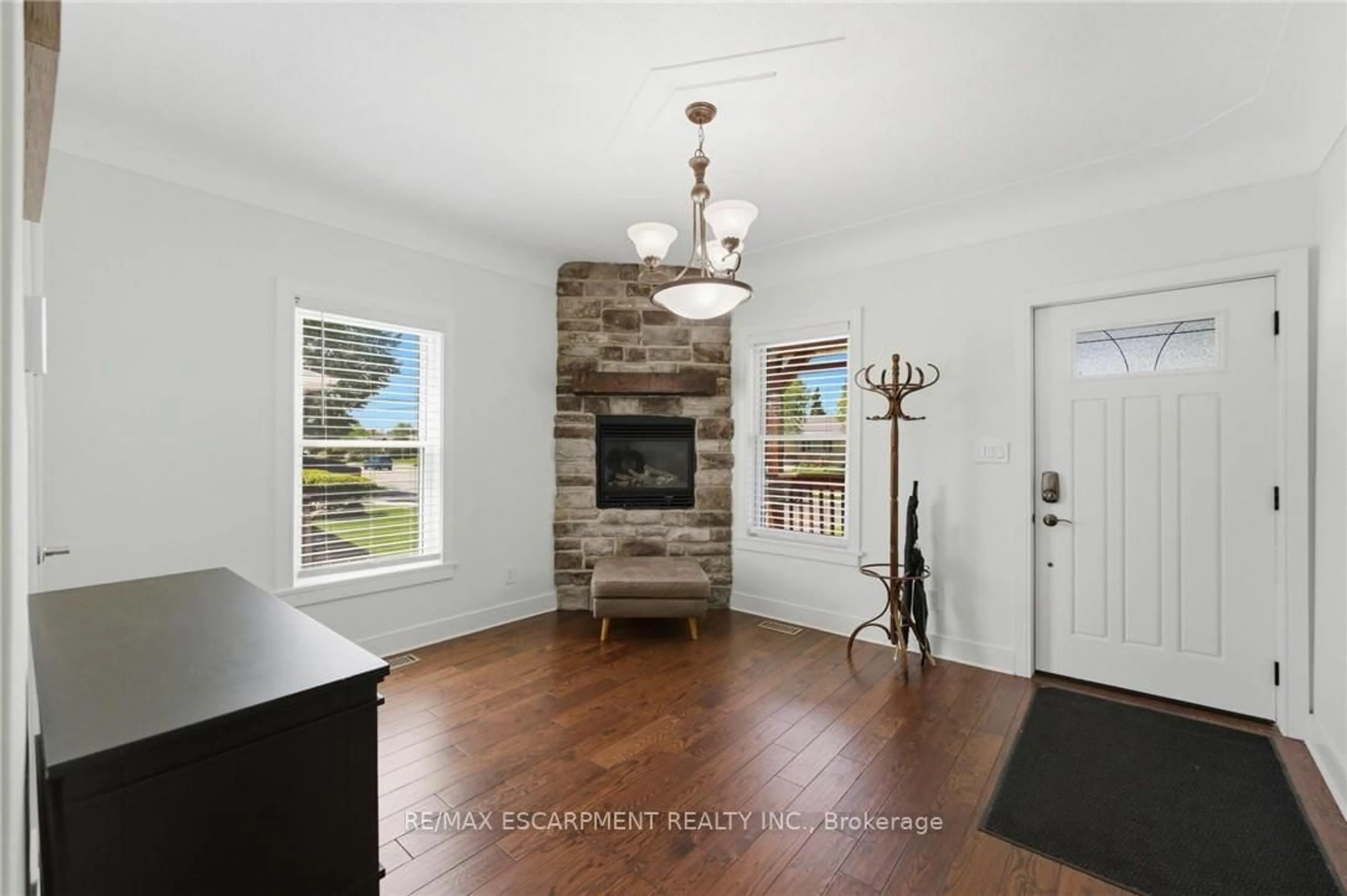 Indoor entryway for 69 Nash Rd, Hamilton Ontario L8K 4J8