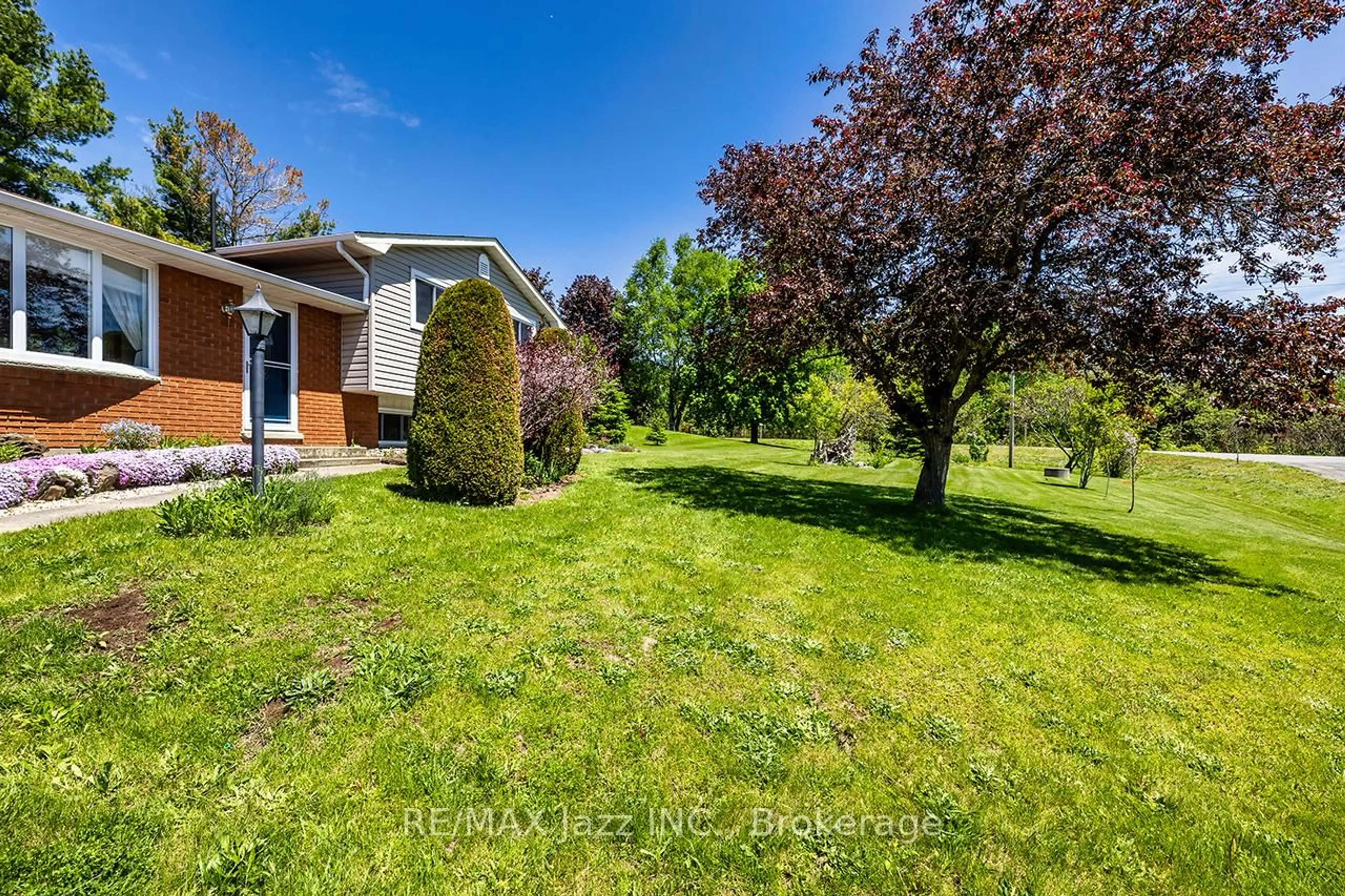 A pic from outside/outdoor area/front of a property/back of a property/a pic from drone, unknown for 20 Twin Lane, Brighton Ontario K0K 1H0