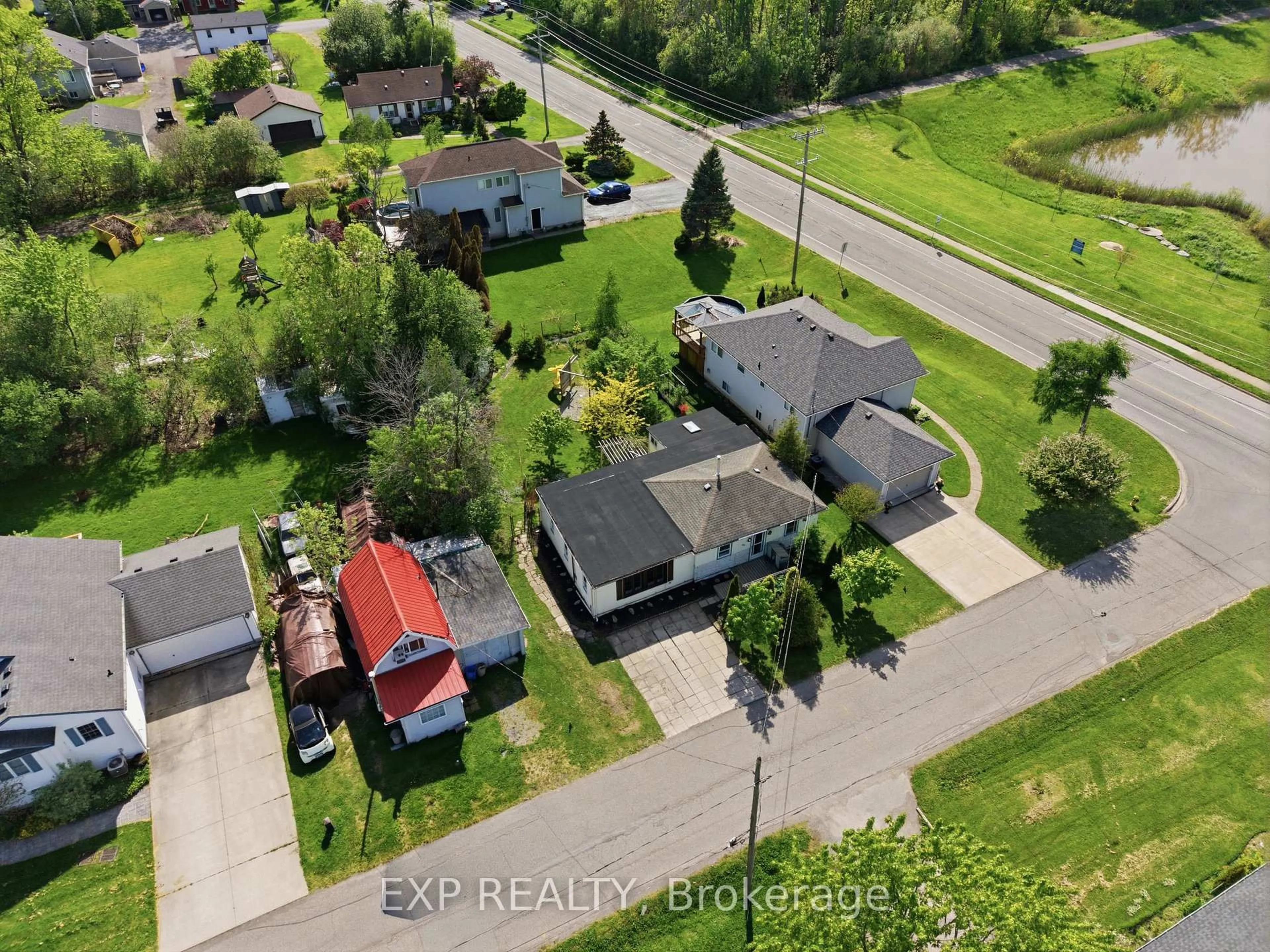 A pic from outside/outdoor area/front of a property/back of a property/a pic from drone, street for 99 Joseph St, Fort Erie Ontario L2A 5J6