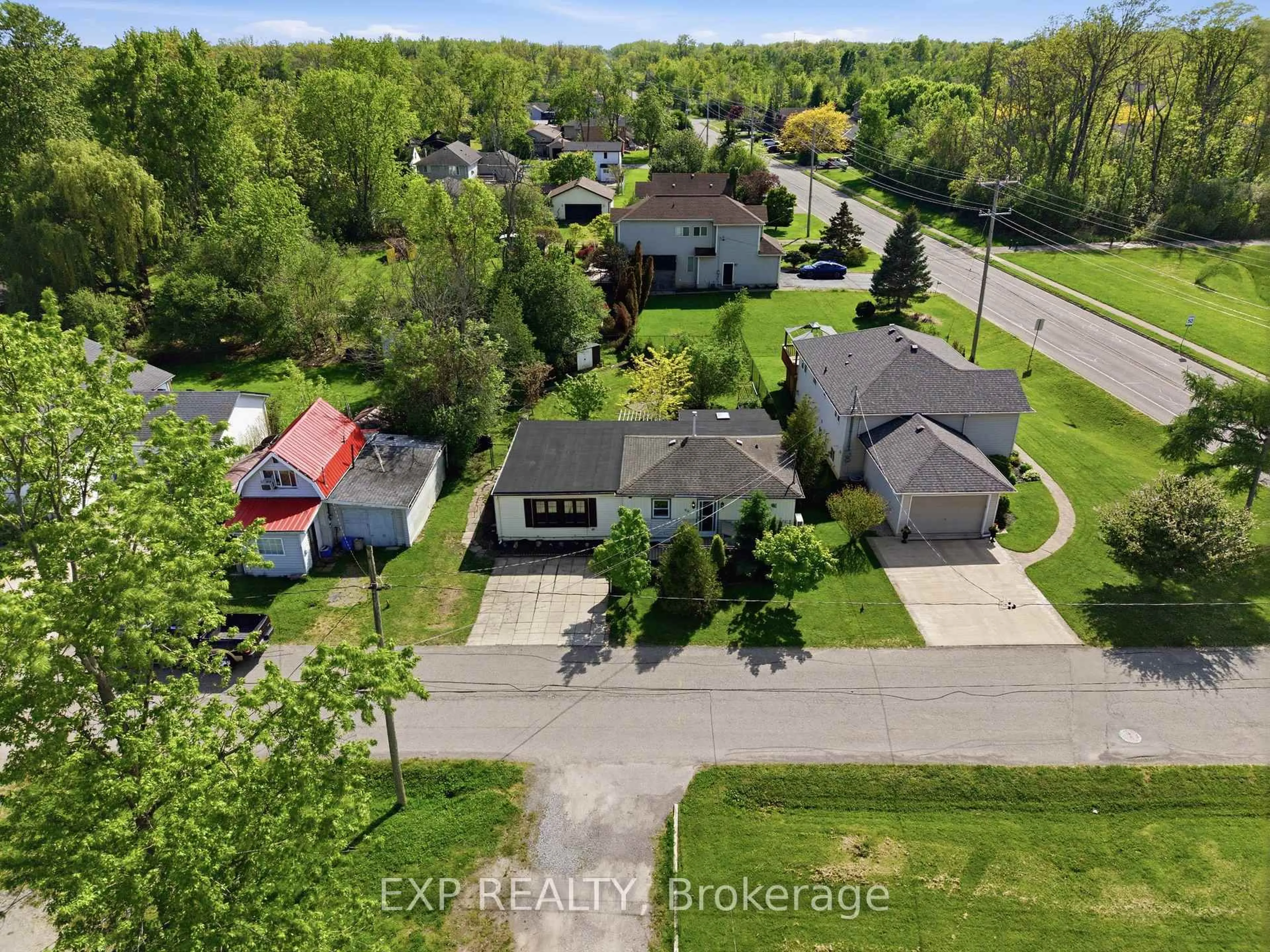 A pic from outside/outdoor area/front of a property/back of a property/a pic from drone, street for 99 Joseph St, Fort Erie Ontario L2A 5J6