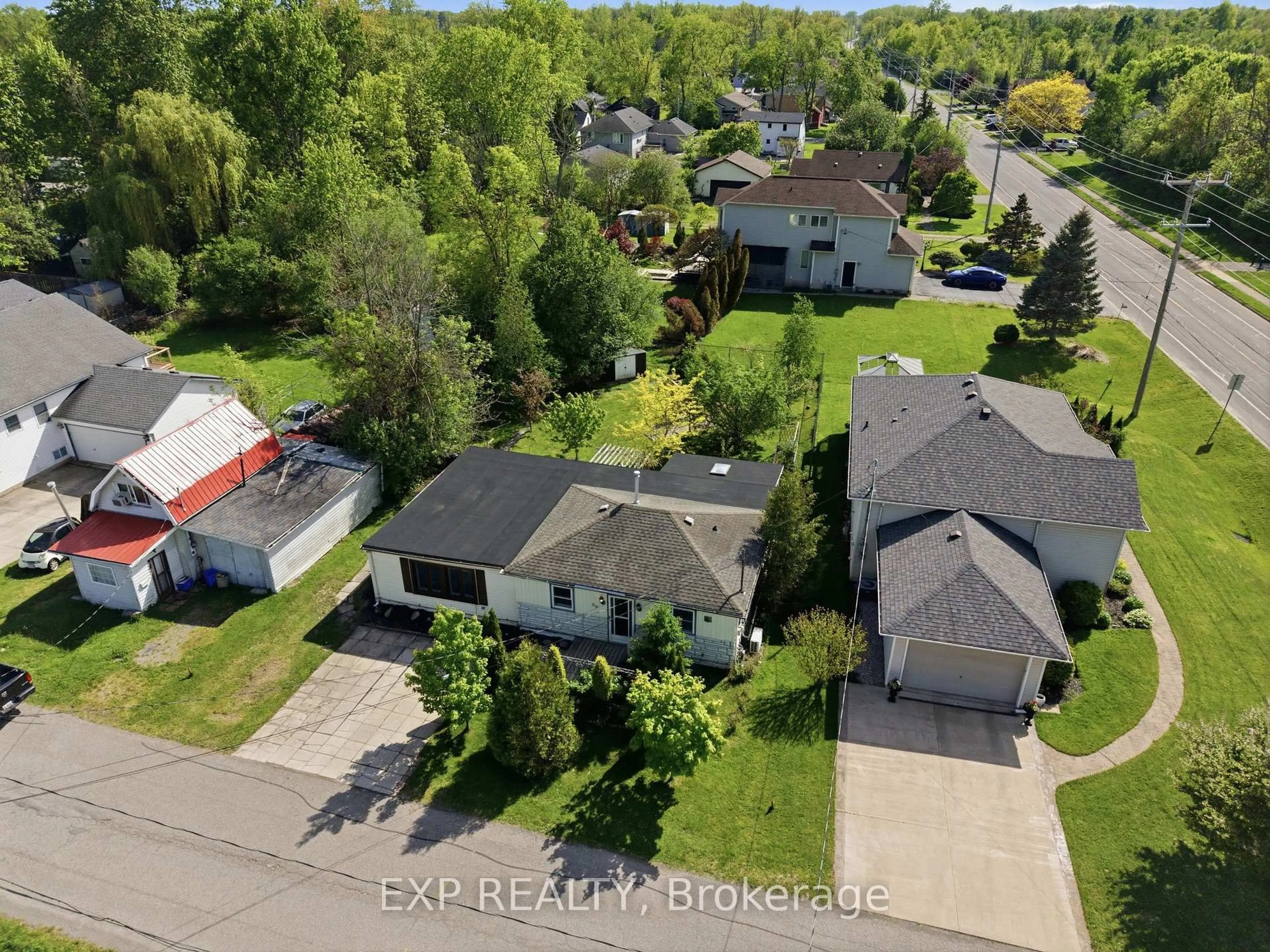 A pic from outside/outdoor area/front of a property/back of a property/a pic from drone, street for 99 Joseph St, Fort Erie Ontario L2A 5J6