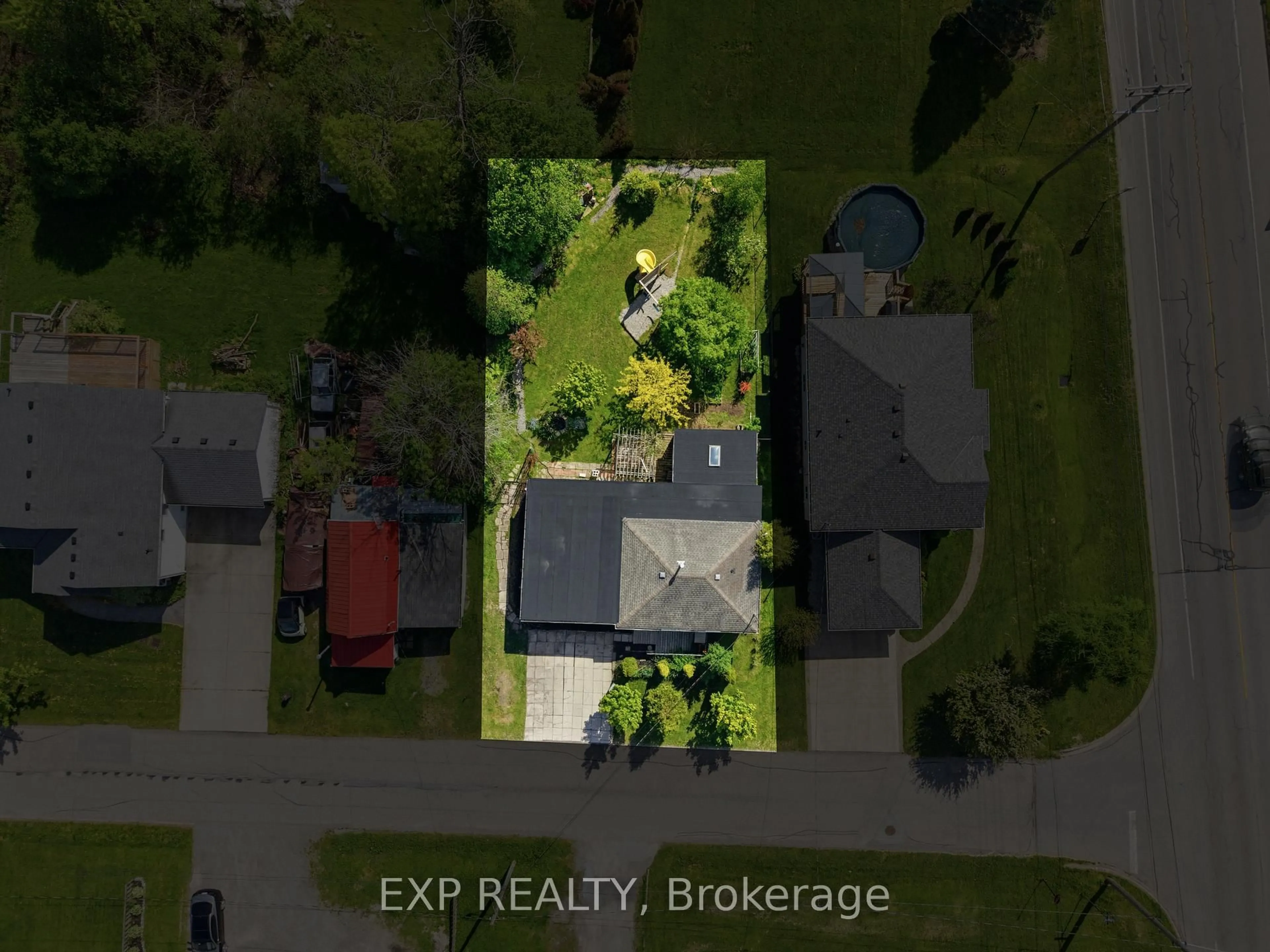 A pic from outside/outdoor area/front of a property/back of a property/a pic from drone, street for 99 Joseph St, Fort Erie Ontario L2A 5J6