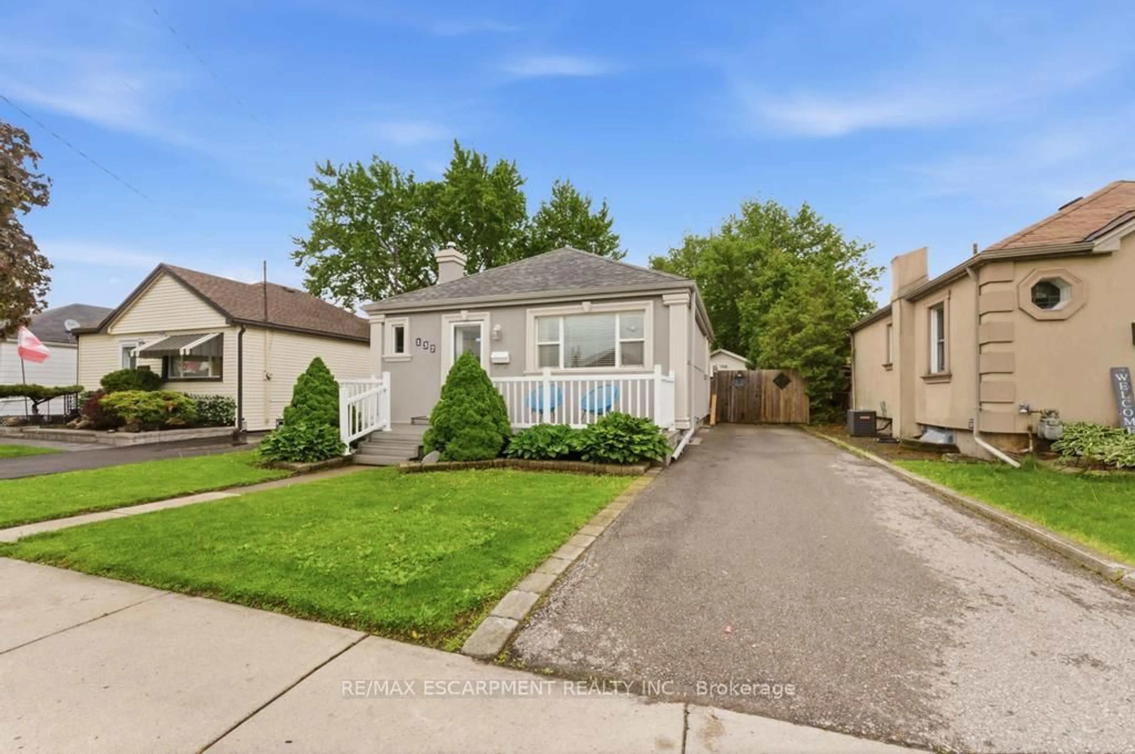 Home with vinyl exterior material, street for 137 Cochrane Rd, Hamilton Ontario L8K 3G3