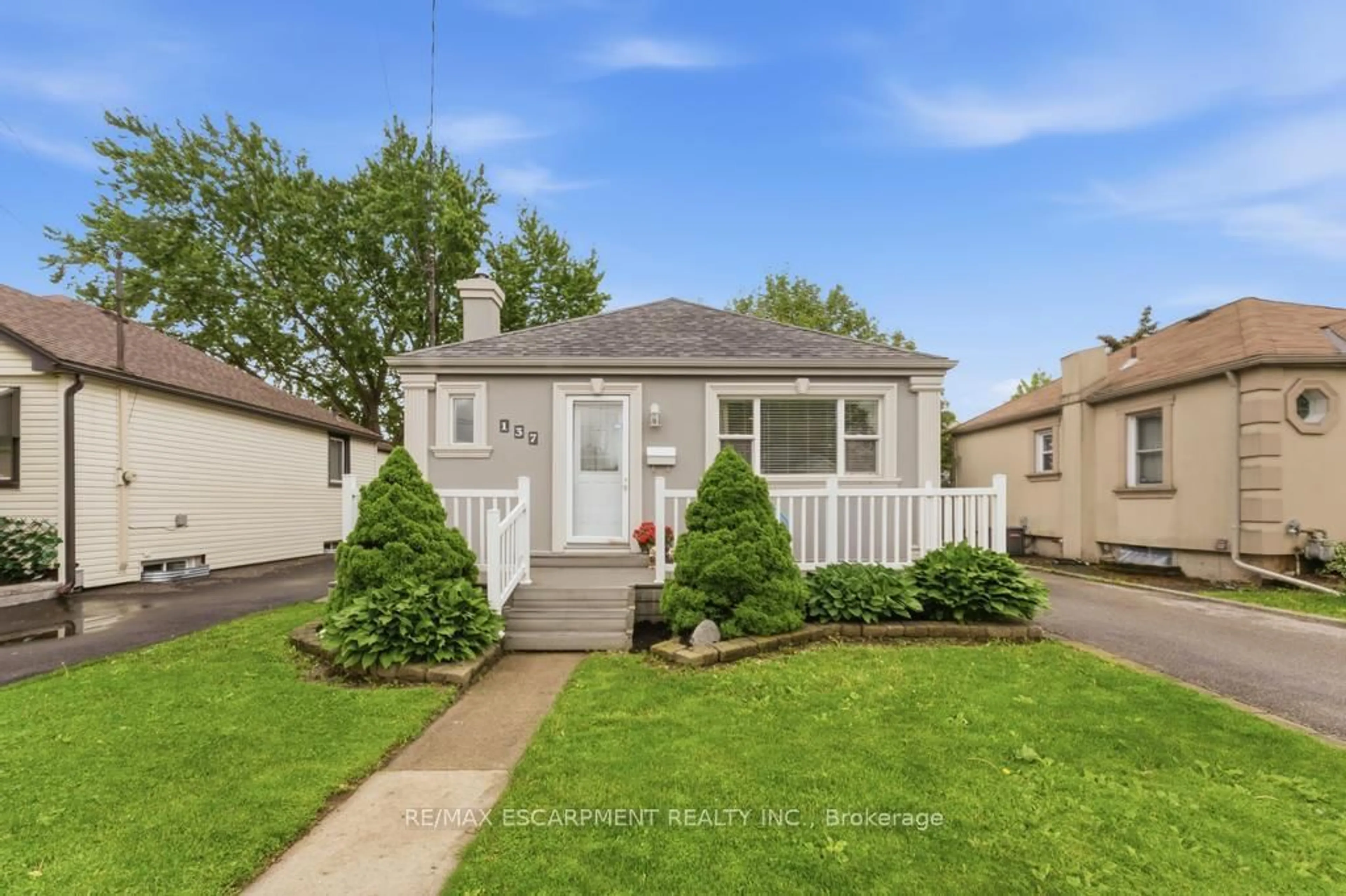 Home with vinyl exterior material, street for 137 Cochrane Rd, Hamilton Ontario L8K 3G3