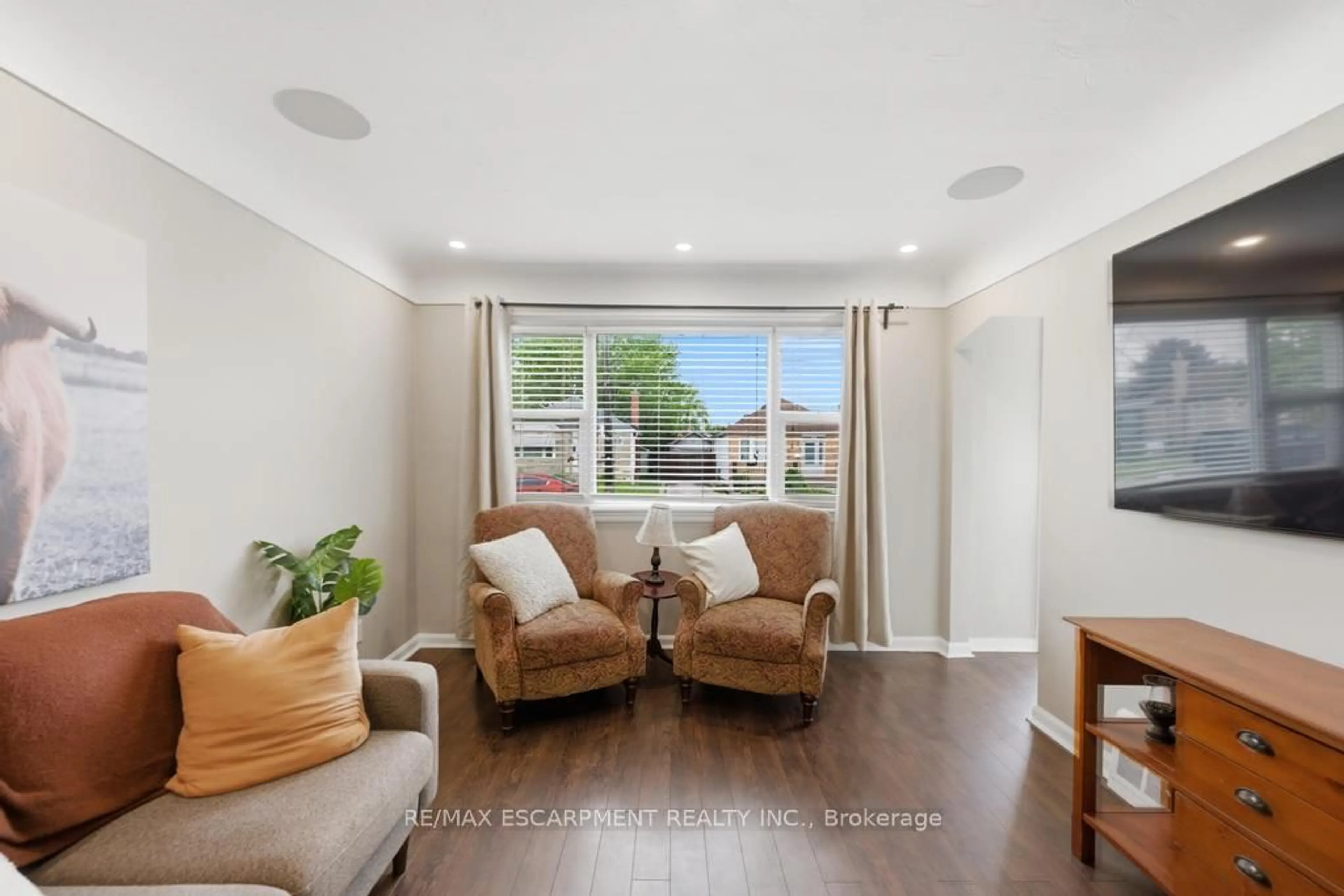 Living room with furniture, unknown for 137 Cochrane Rd, Hamilton Ontario L8K 3G3