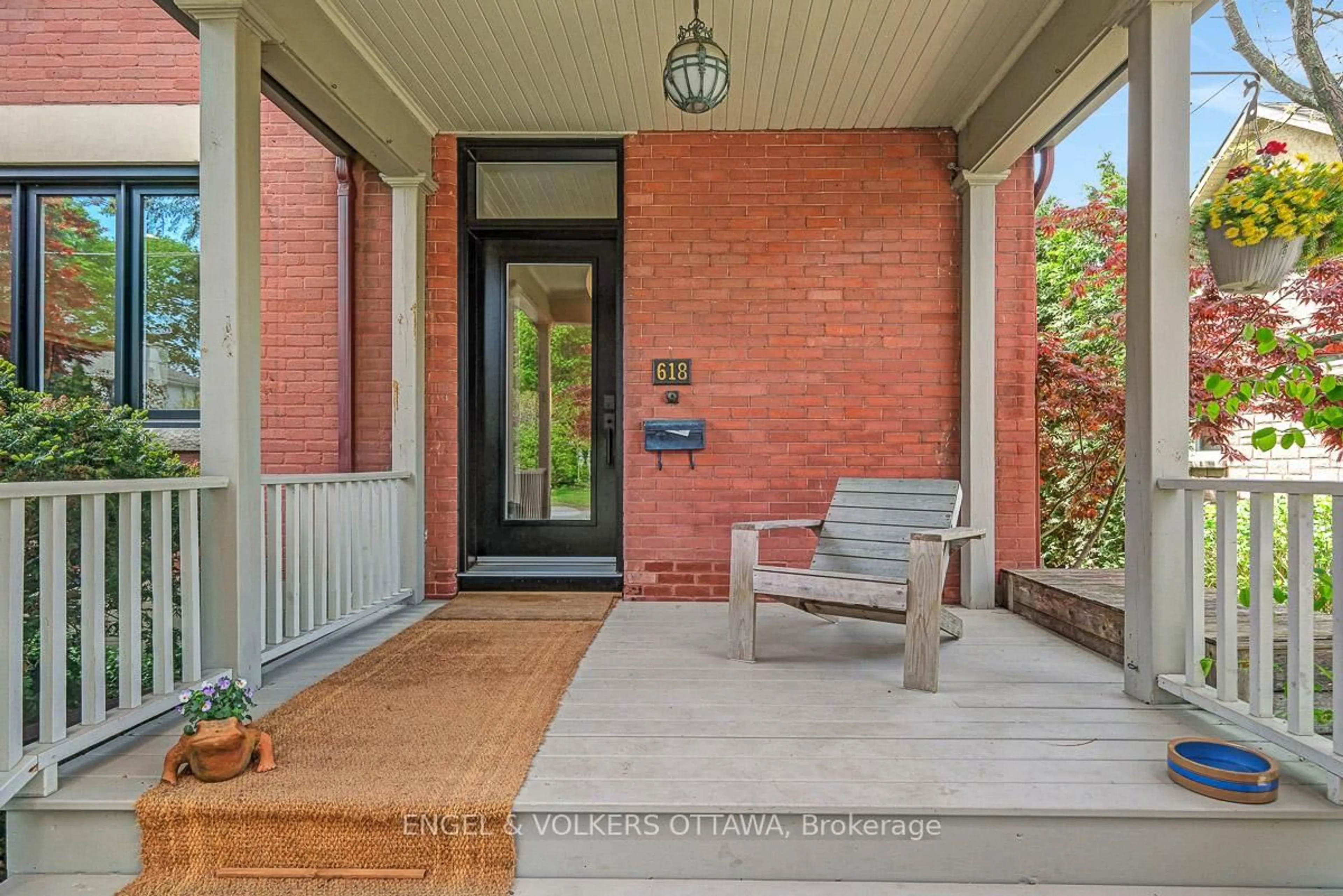 Indoor entryway for 618 Edison Ave, Ottawa Ontario K2A 1V7
