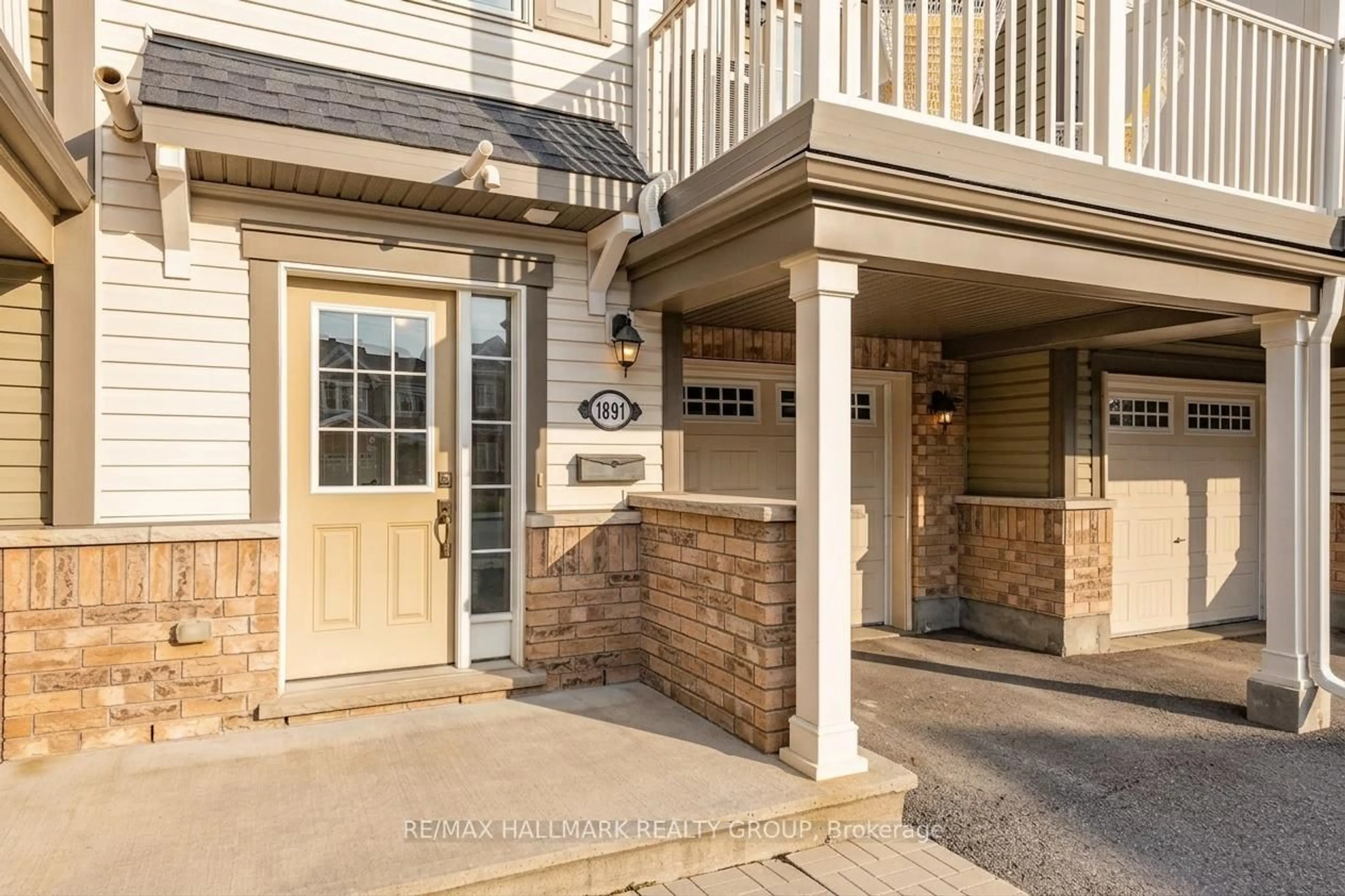 Indoor entryway for 1891 Maple Grove Rd, Stittsville Ontario K2S 0P1