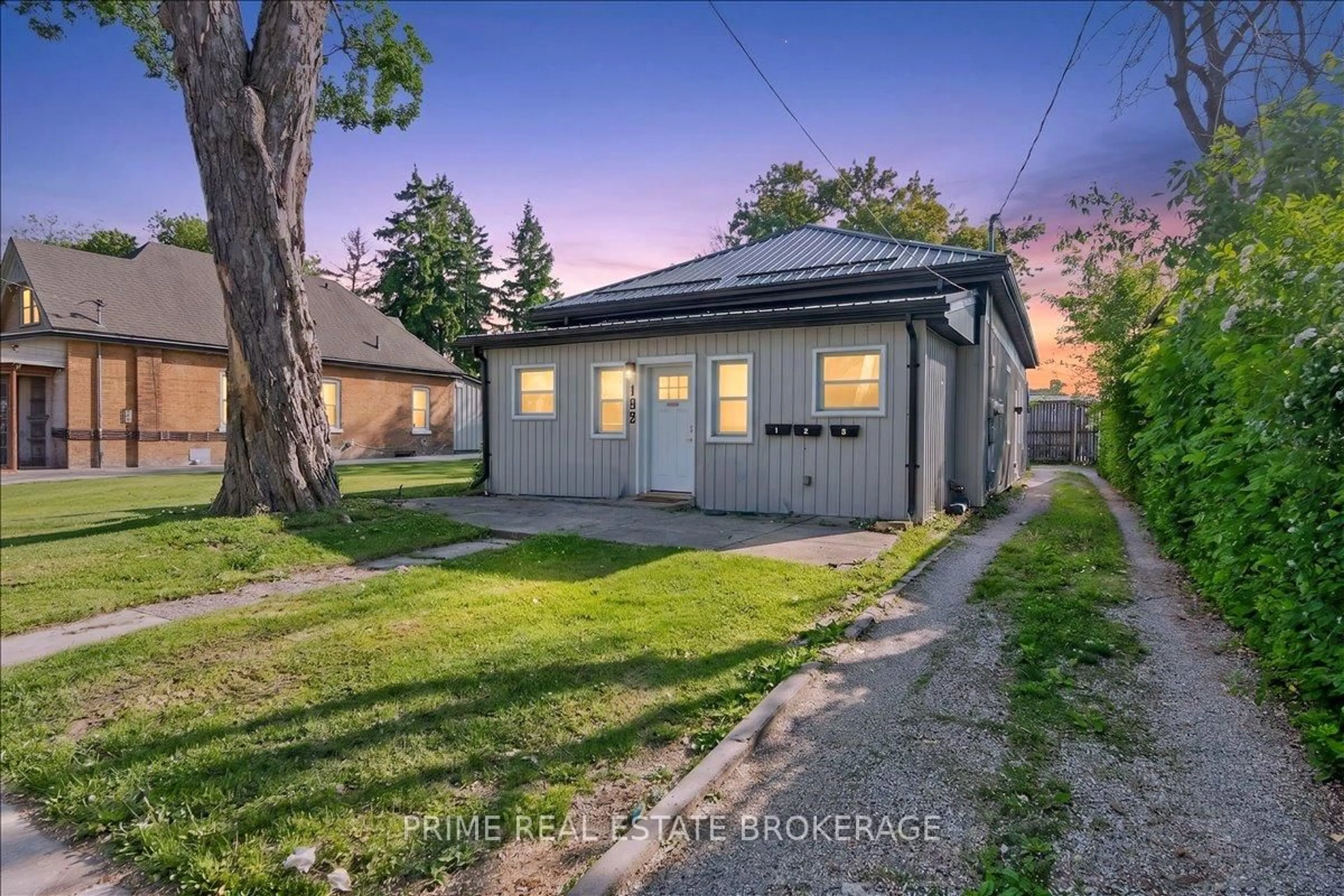 A pic from outside/outdoor area/front of a property/back of a property/a pic from drone, street for 193 Clarence St, London East Ontario N6B 2J8