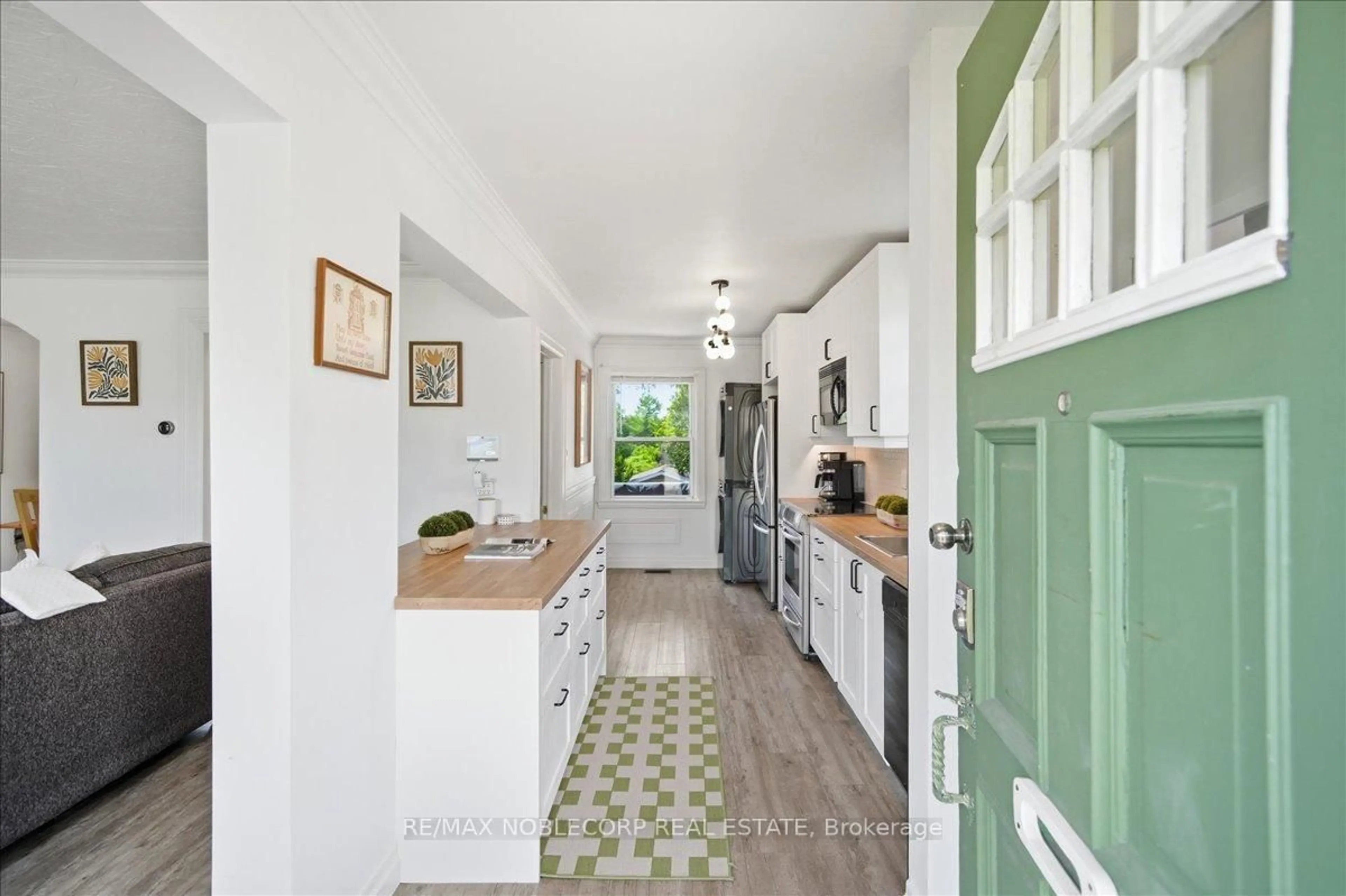 Open concept kitchen, ceramic/tile floor for 1790 King St, Cambridge Ontario N3H 3R8