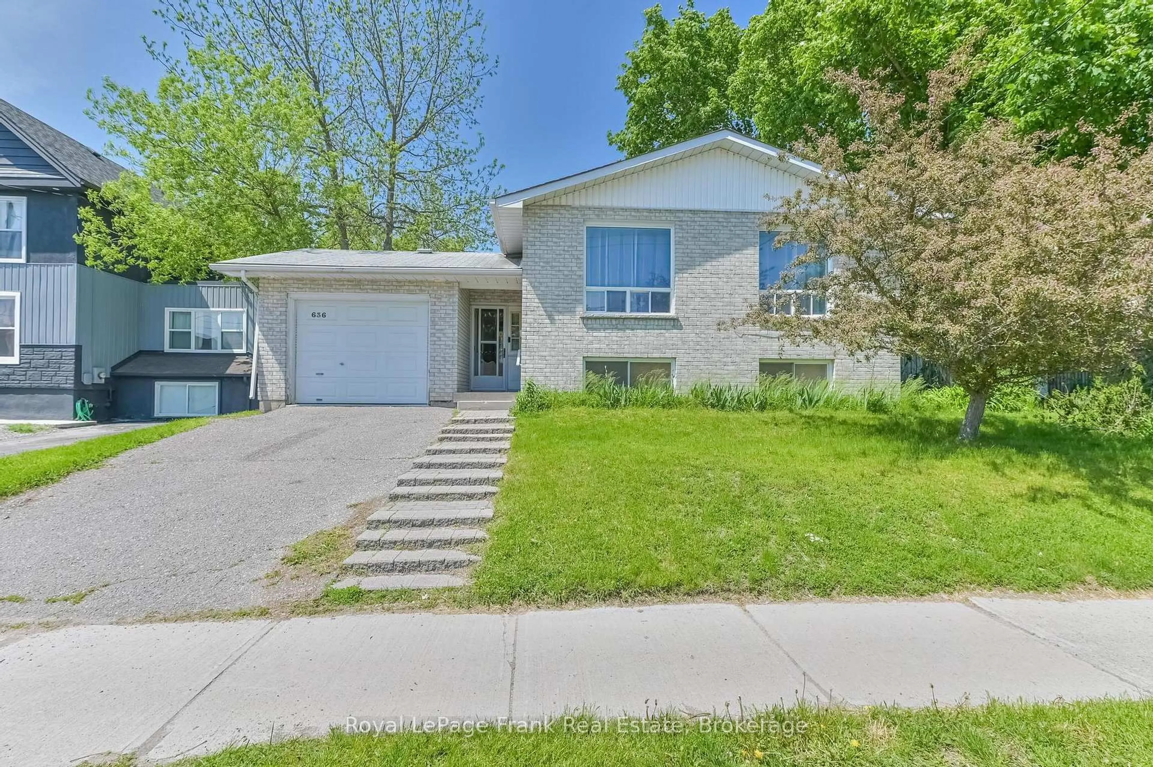 Home with vinyl exterior material, street for 636 Romaine St, Peterborough Ontario K9J 2E4