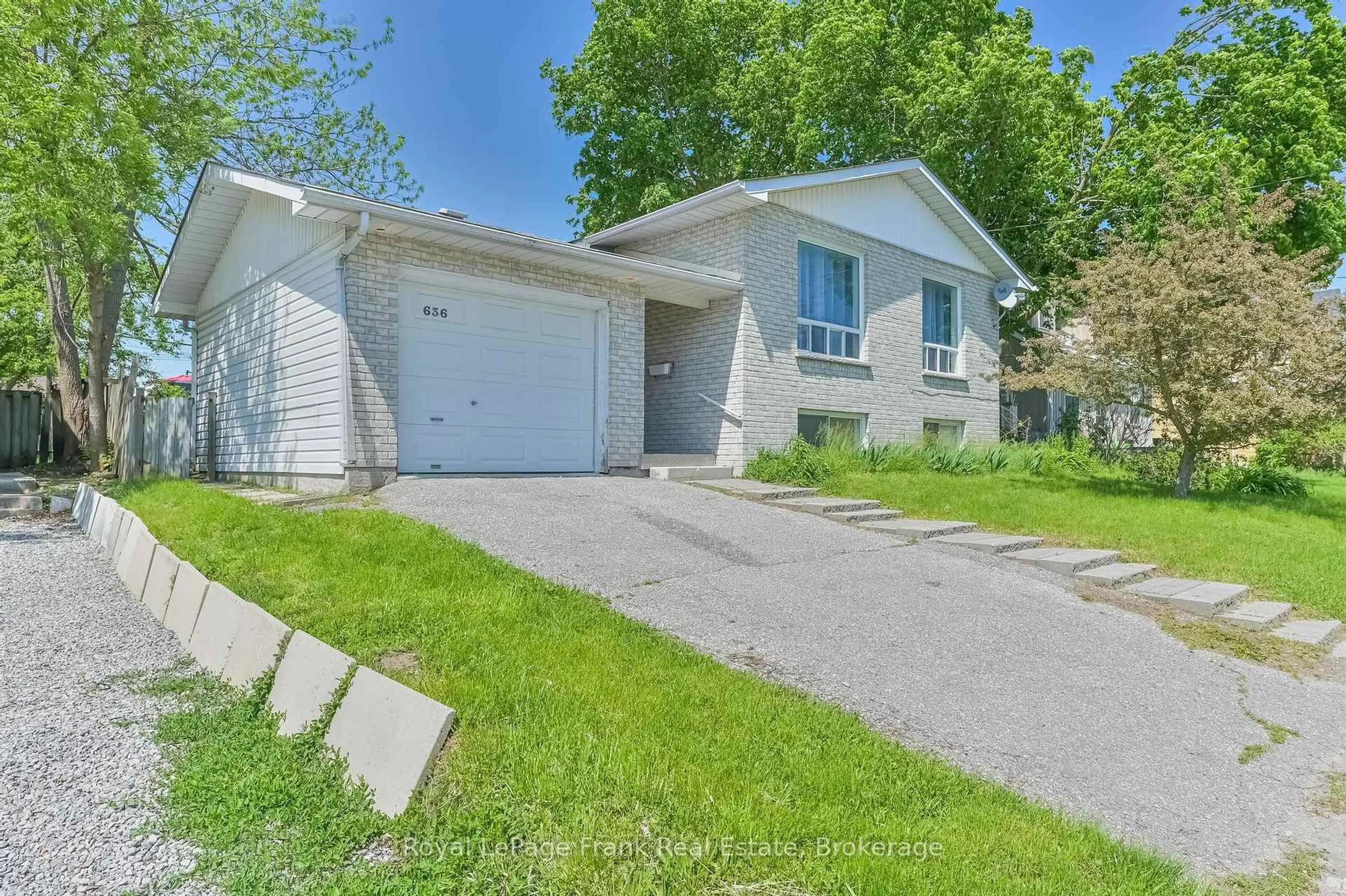Home with vinyl exterior material, street for 636 Romaine St, Peterborough Ontario K9J 2E4